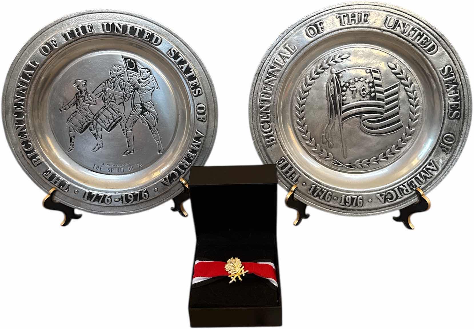 Photo 1 of 3- VINTAGE 1776-1976 YORK METALCRAFTERS PEWTER PLATES COMMEMORATING THE BICENTENNIAL OF THE UNITED STATES OF AMERICA, AND EISERNE KREUZ 1939-1945 GERMAN MEDAL OAK LEAF AND RIBBON

PLATE 
D10.75”