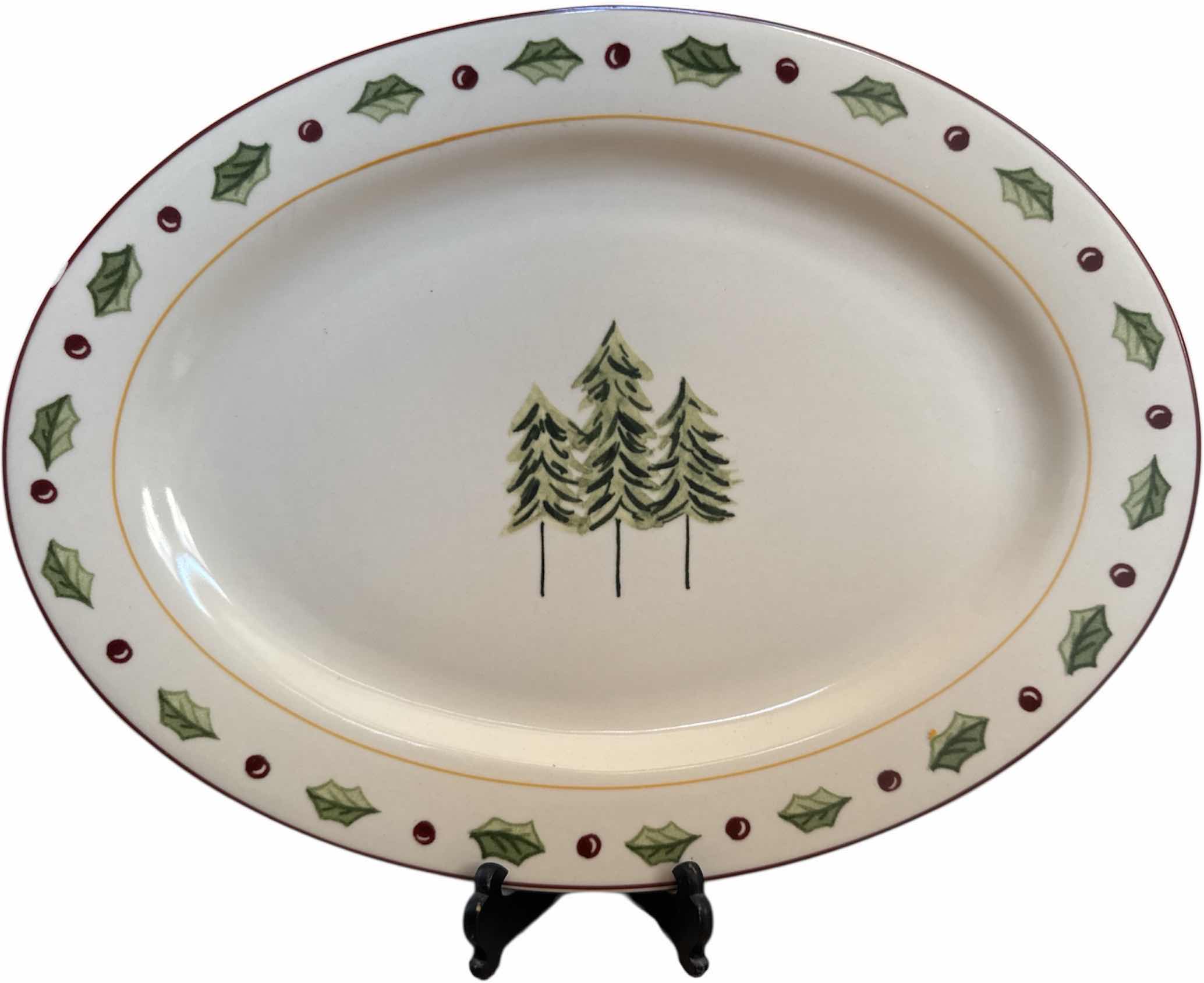 Photo 1 of 15- VINTAGE MERRY BRITE HOLIDAY CHRISTMAS DISHES, SERVING PLATTER, SALT AND PEPPER SHAKERS

PLATE
D10.5”