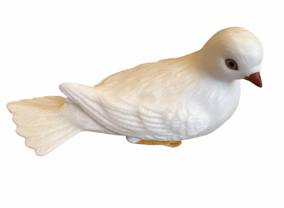 Photo 1 of 2- VINTAGE PORCELAIN DOVES 

6” X 5” X H2”