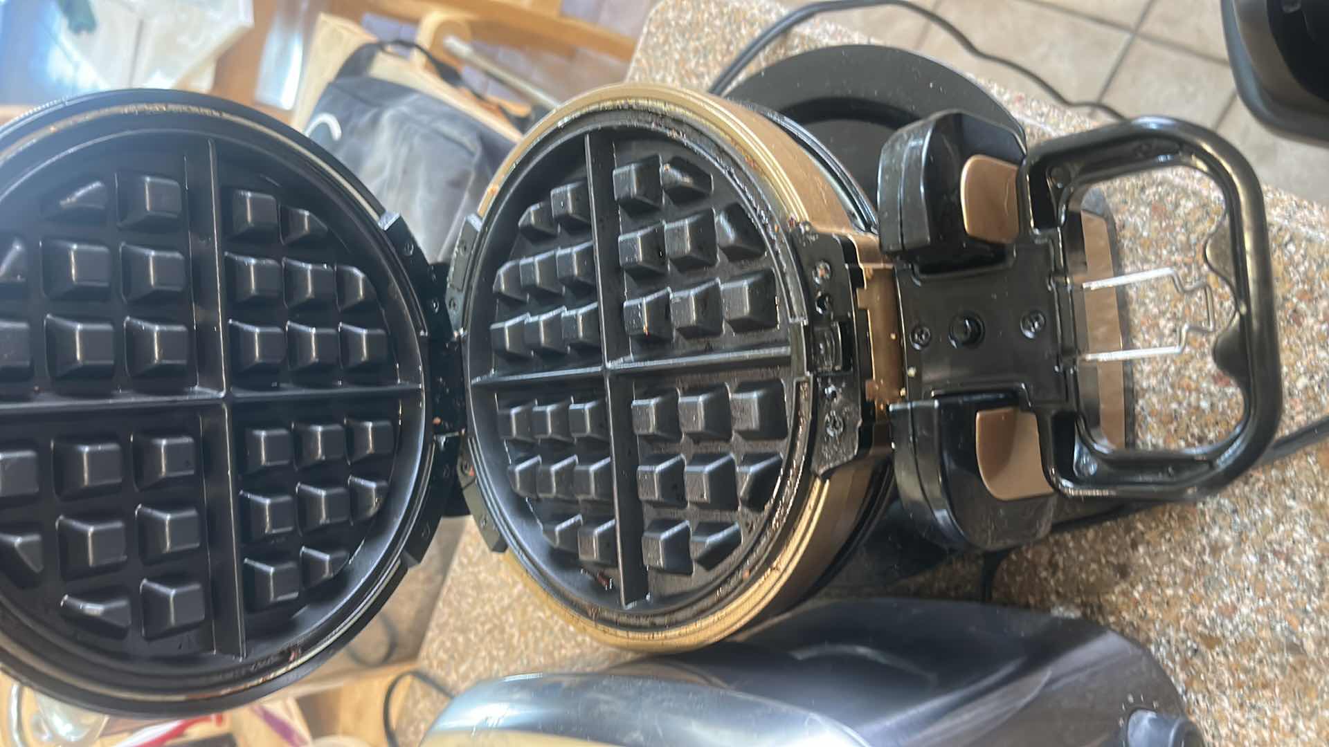 Photo 1 of 3 KITCHEN APPLIANCES/ BLENDER, BLACK & DECKER TOASTER & GINNYS WAFFLE IRON