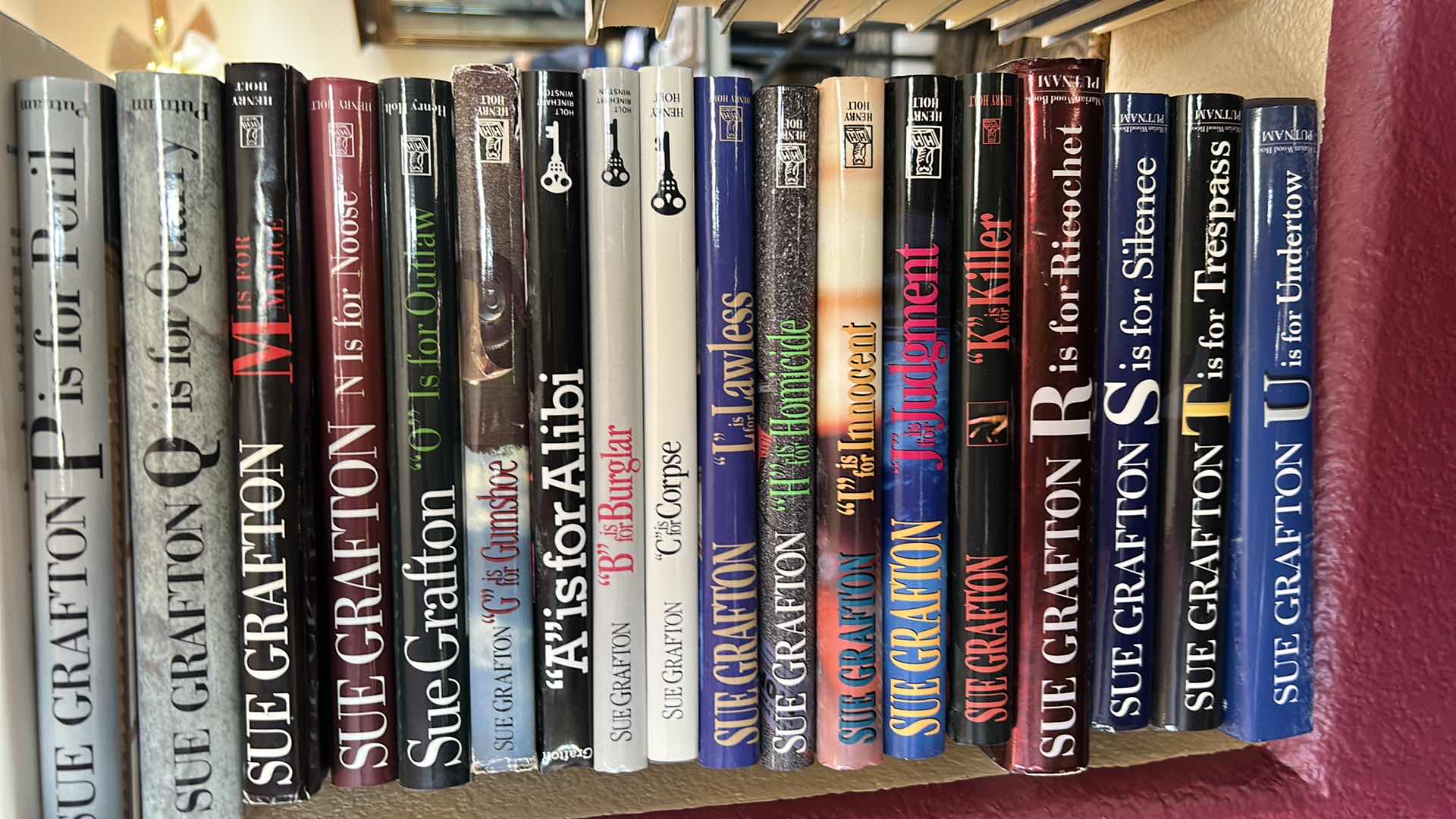 Photo 3 of 19 SUE GRAFTON HARDCOVER BOOKS