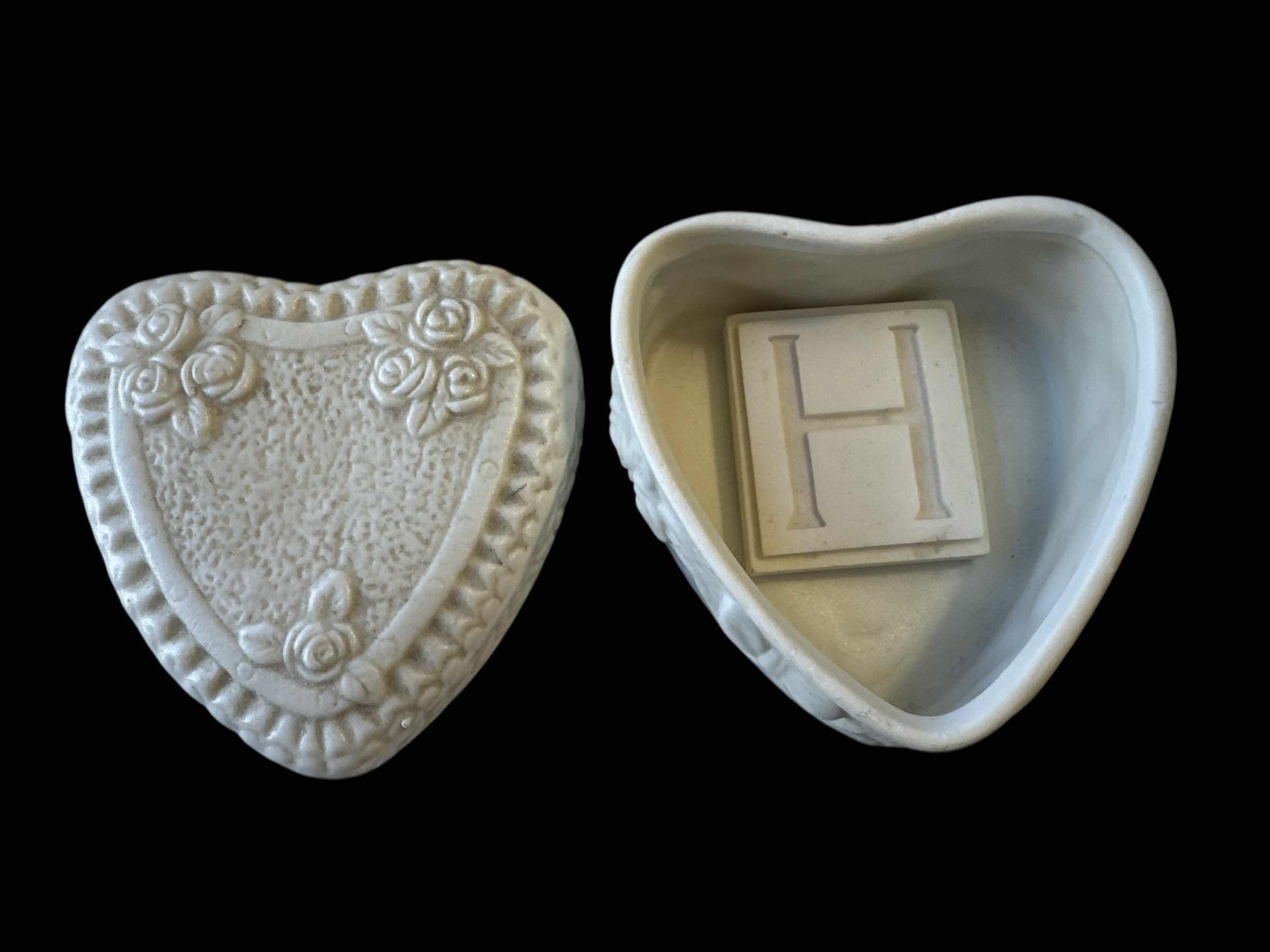 Photo 1 of 2- VINTAGE WOODEN JEWELRY BOX AND PORCELAIN HEART SHAPED JEWELRY BOX

5.5” X 3.5” X H2.5”