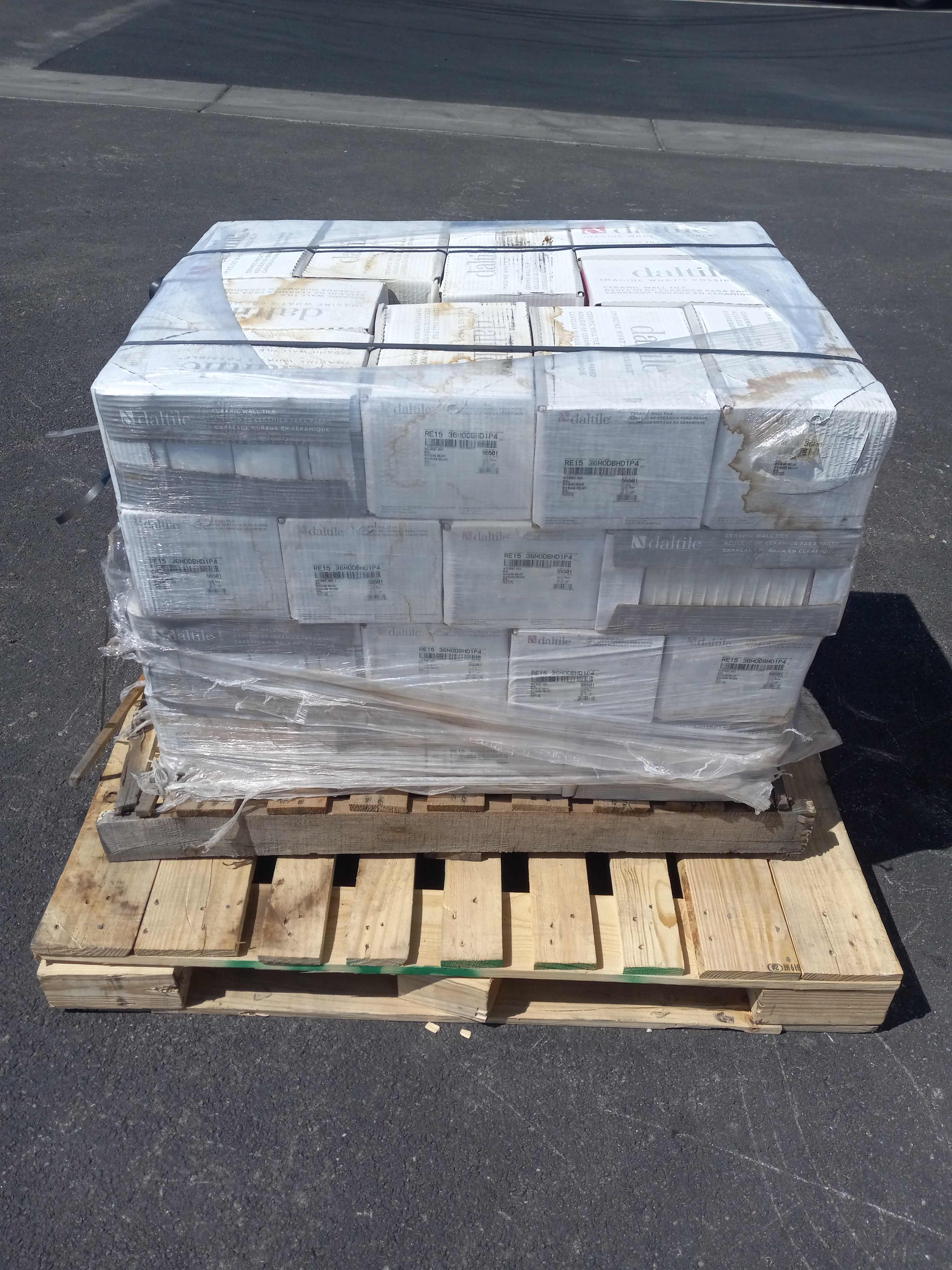 Photo 1 of DALTILE RESTORE BRIGHT WHITE 3” X 6” CERAMIC BEVEL SUBWAY WALL TILE (APPROX 400SQFT ON PALLET) READ NOTES