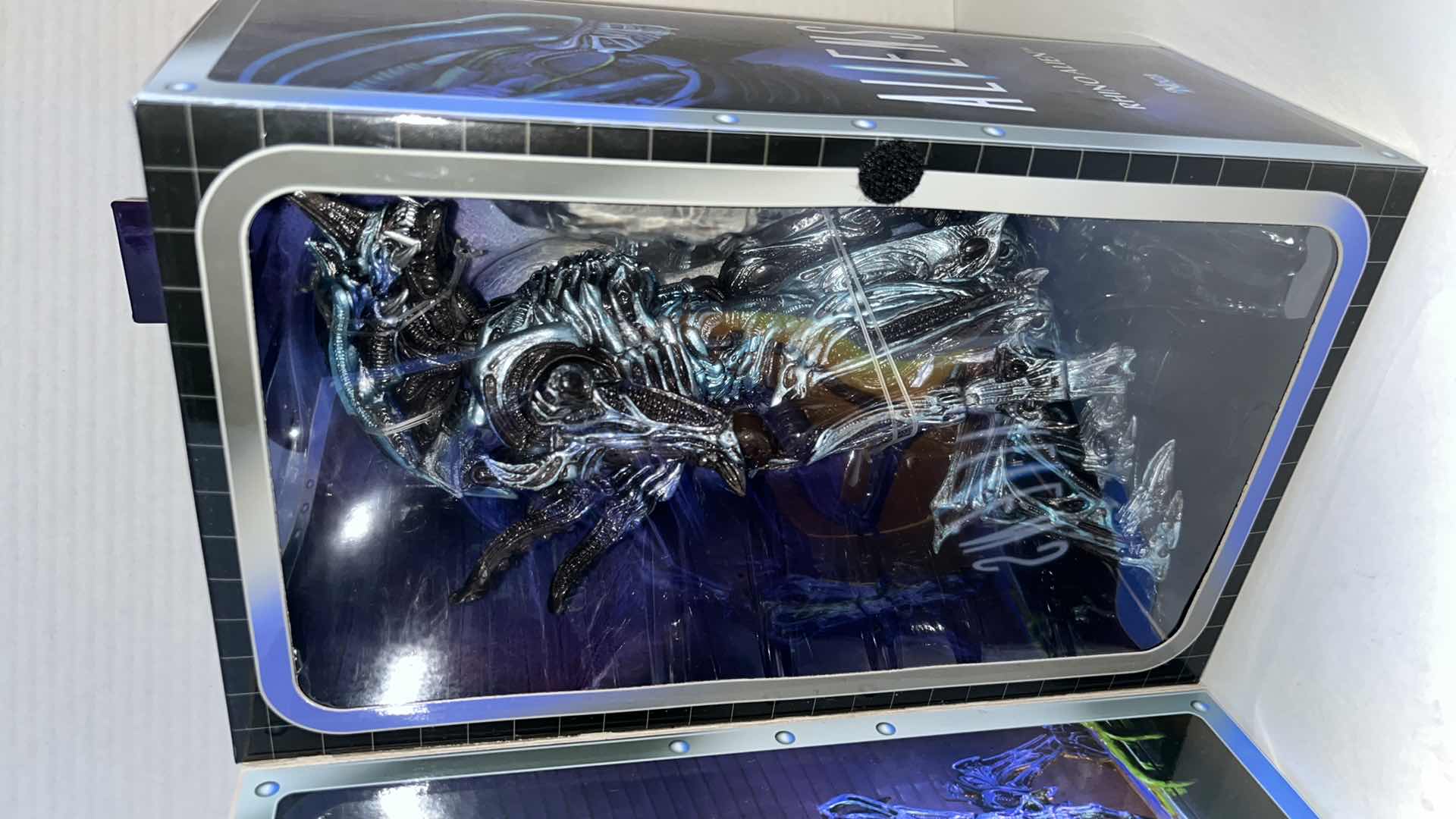 Photo 1 of BRAND NEW NECA ALIENS “RHINO ALIEN” W REMOVABLE DOME $35.00 (1)