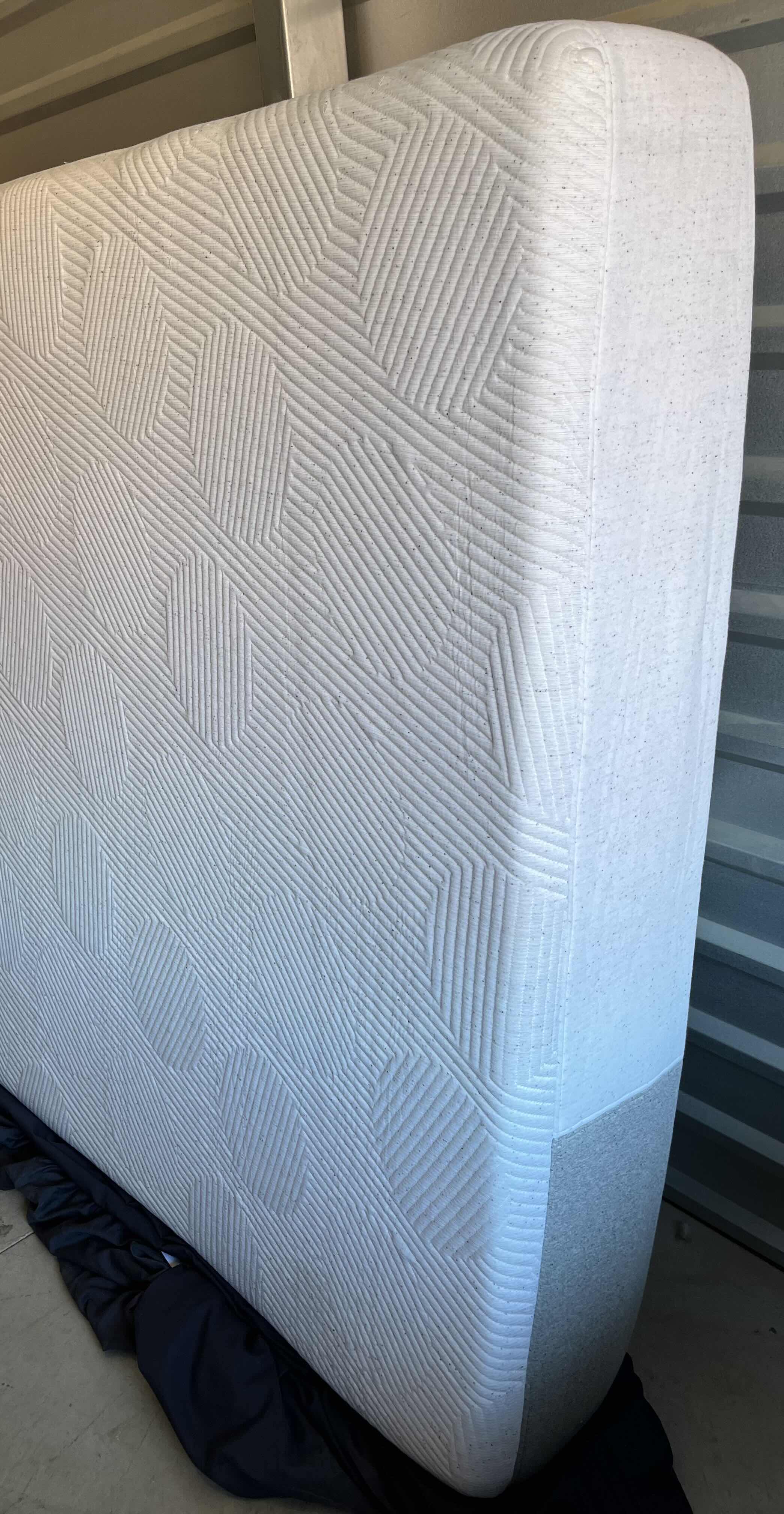 Photo 1 of CASPER THE SNOW HYBRID QUEEN SIZE MATTRESS