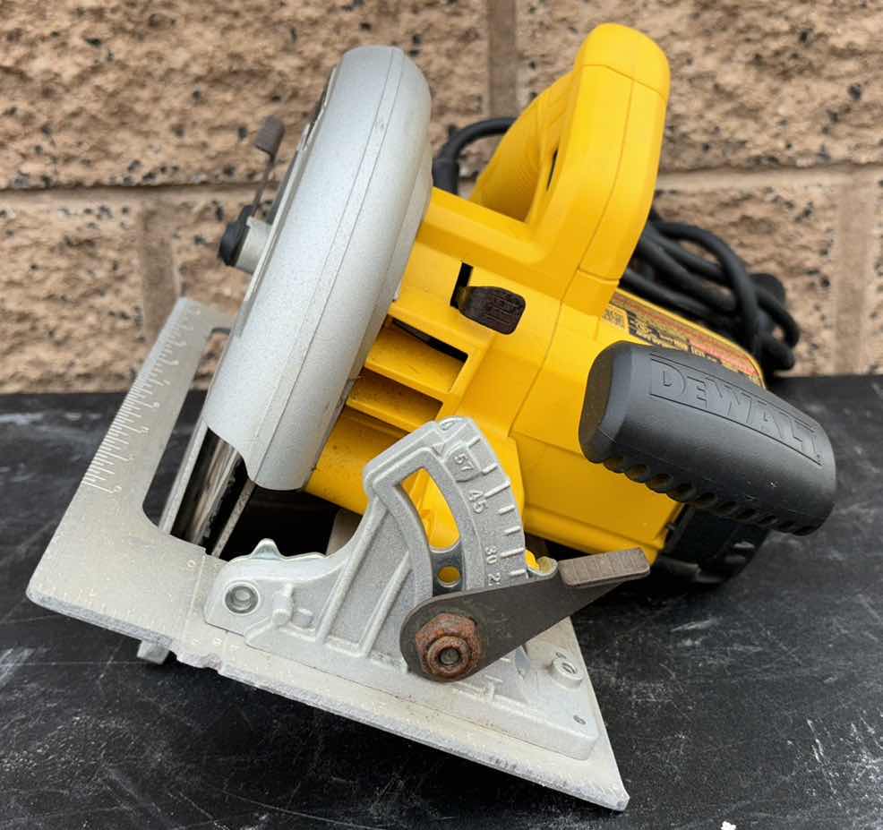 Photo 5 of DEWALT 7.25” LIGHTWEIGHT CORDED CIRCULAR SAW (DEW575)