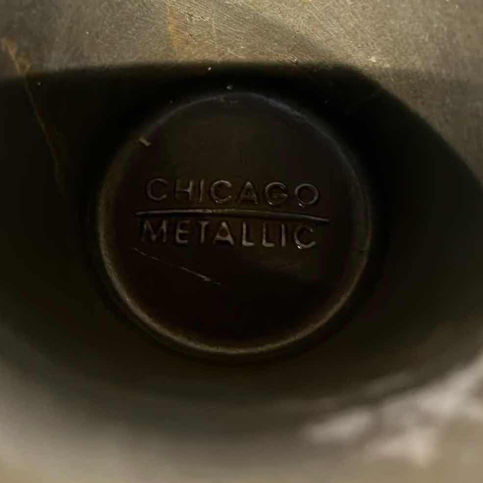 Photo 1 of CHICAGO METALLIC 6 NON-STICK POPOVER PANS W RACKS (2)