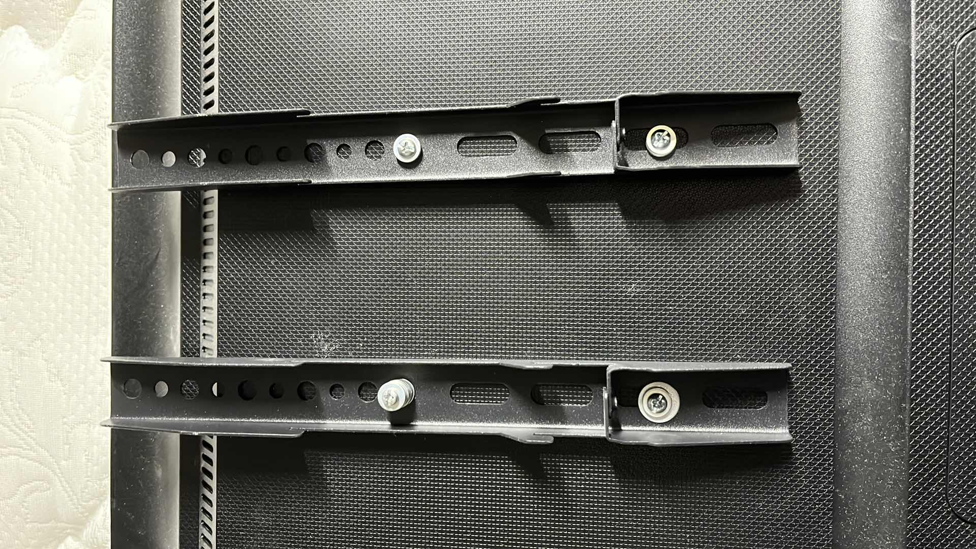 Photo 1 of SAMSUNG 32” LED TV MODEL UN32J4000EF & AMAZON FIRE STICK MODEL E9L29Y NO REMOTES (WALL MOUNT ONLY)