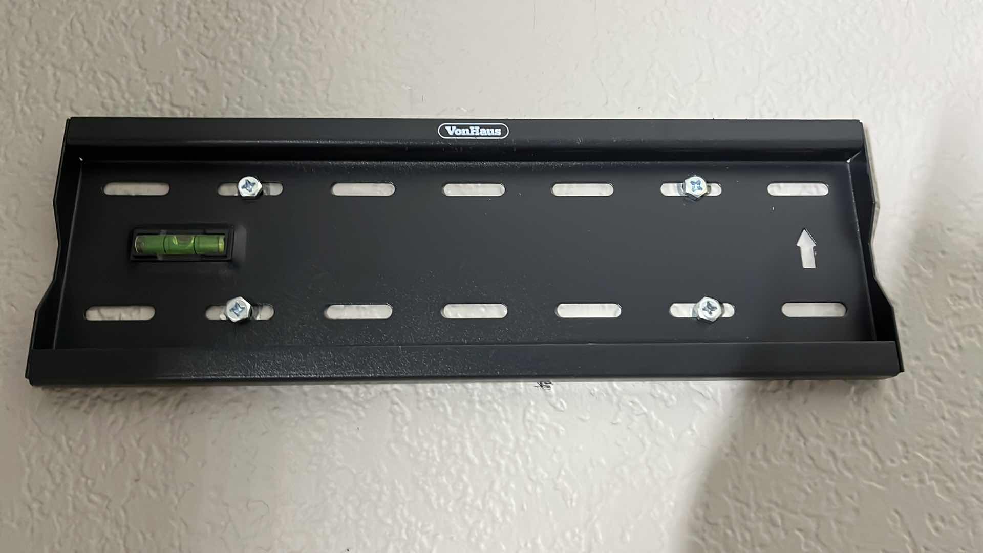 Photo 1 of SAMSUNG 32” LED TV MODEL UN32J4000EF & AMAZON FIRE STICK MODEL E9L29Y NO REMOTES (WALL MOUNT ONLY)