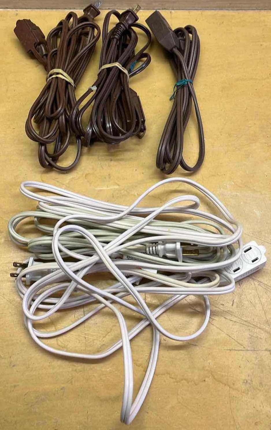 Photo 1 of GREEN 25ft EXTENSION CORD W HOUSEHOLD EXTENSION CORDS (5)