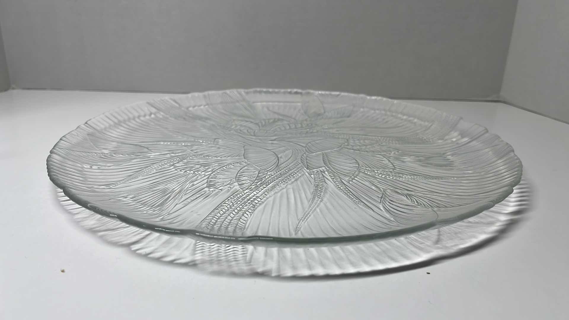 Photo 1 of ARCOROC FRANCE CROCUS EMBOSSED FLORAL CLEAR GLASS CHOP PLATE 12.75”