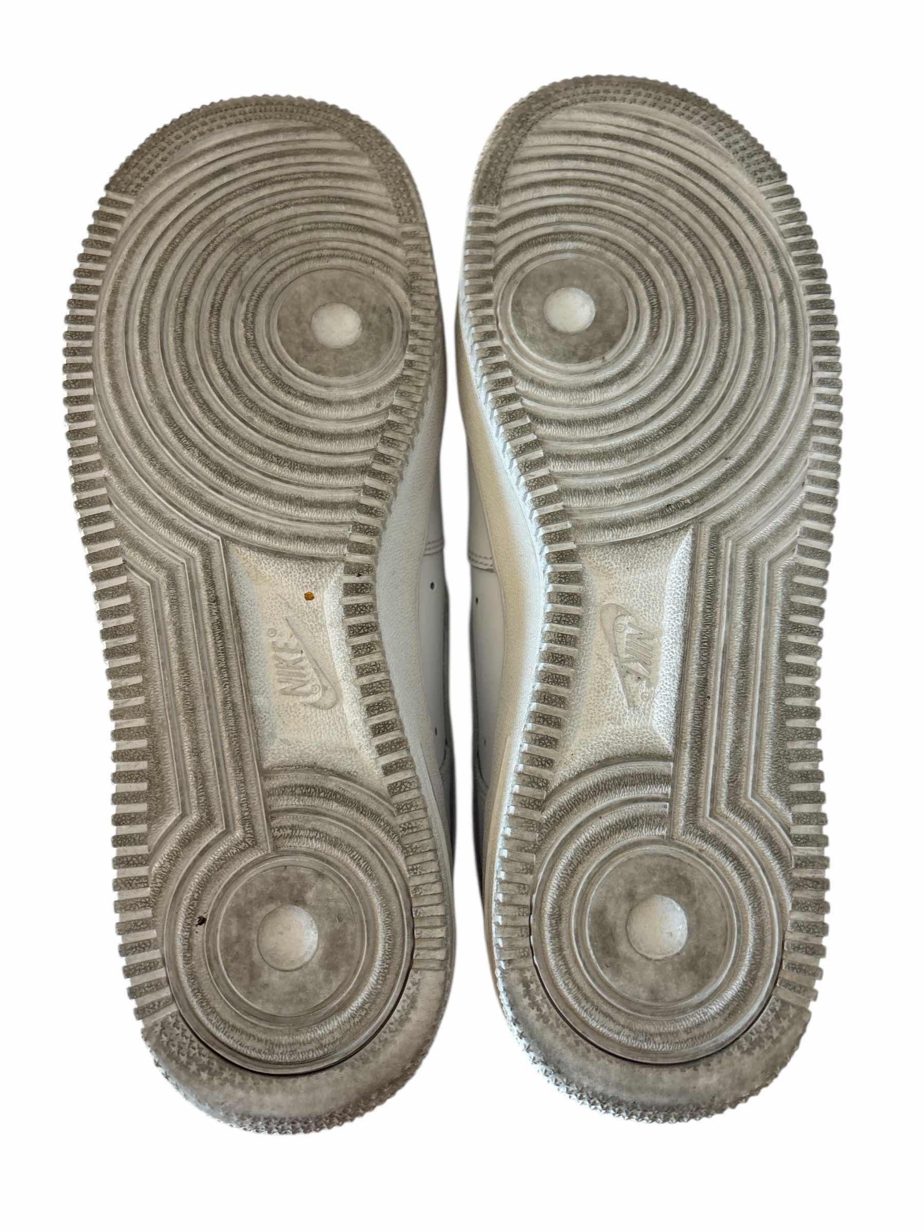 Photo 1 of NIKE AIR FORCE 1 LOW TOP SNEAKERS SIZE 8.5 MENS