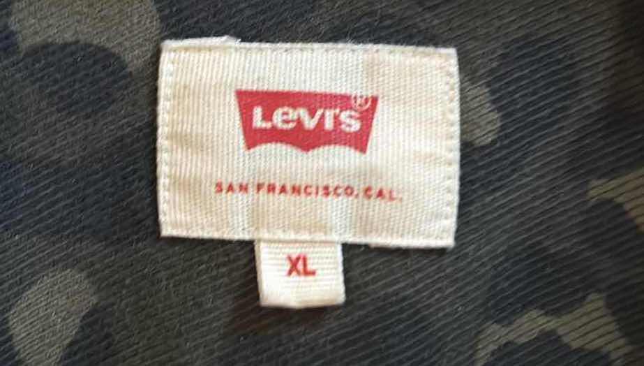 Photo 1 of LEVIS CAMO BUTTON DOWN WITH AMERICAN EAGLE PATCHES SIZE XL MENS