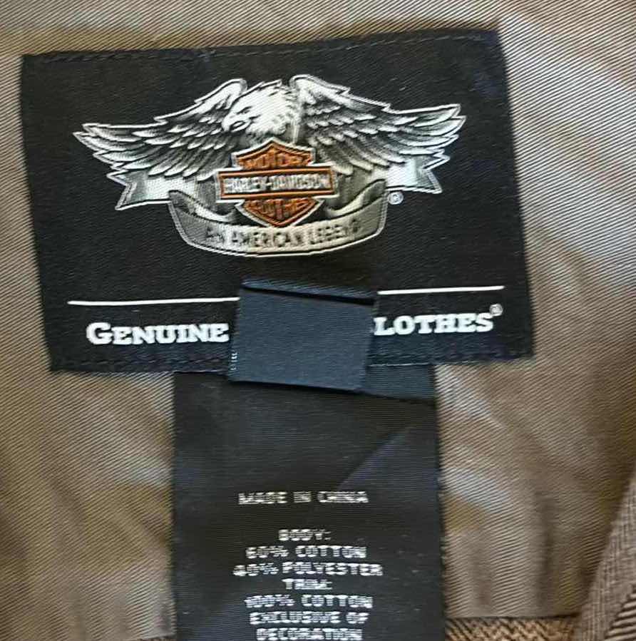 Photo 1 of LEVIS LONG SLEEVE BUTTON UP SIZE M MENS