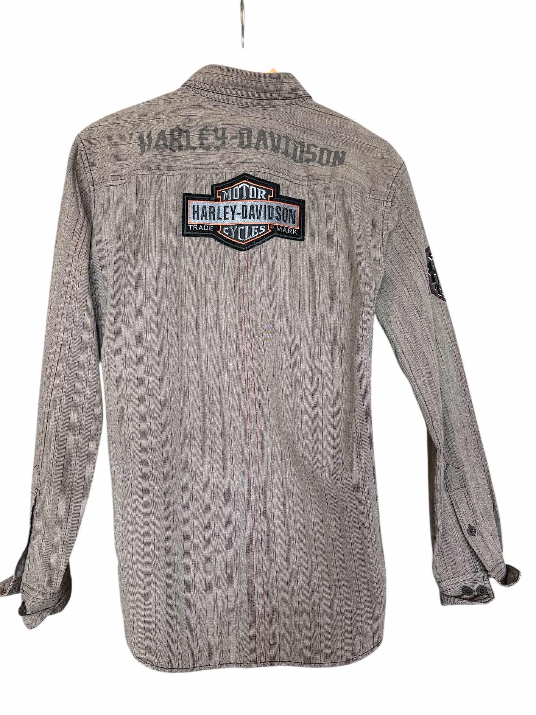 Photo 1 of LEVIS LONG SLEEVE BUTTON UP SIZE M MENS