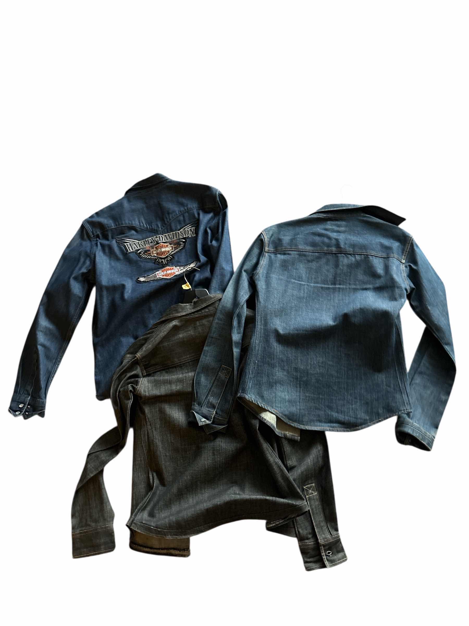 Photo 1 of (3)PCS LEVIS BUTTON UP LONG SLEEVE SIZE SMALL MENS