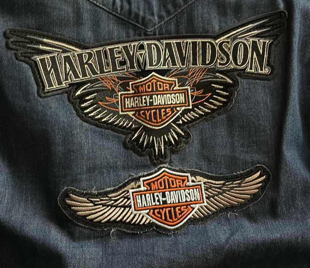 Photo 1 of (3)PCS LEVIS BUTTON UP LONG SLEEVE SIZE SMALL MENS