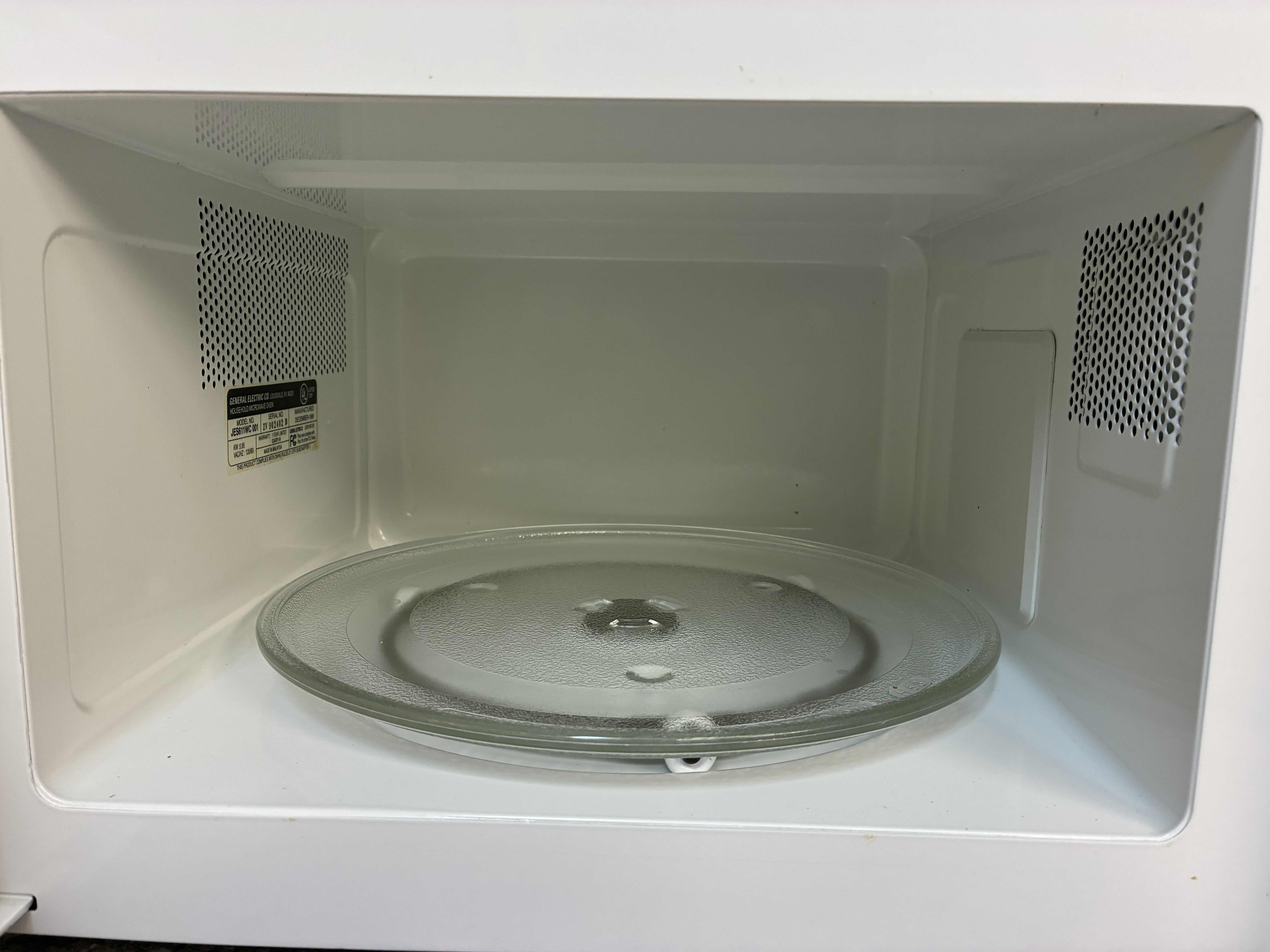 Photo 1 of GE WHITE MICROWAVE JES611WC 001