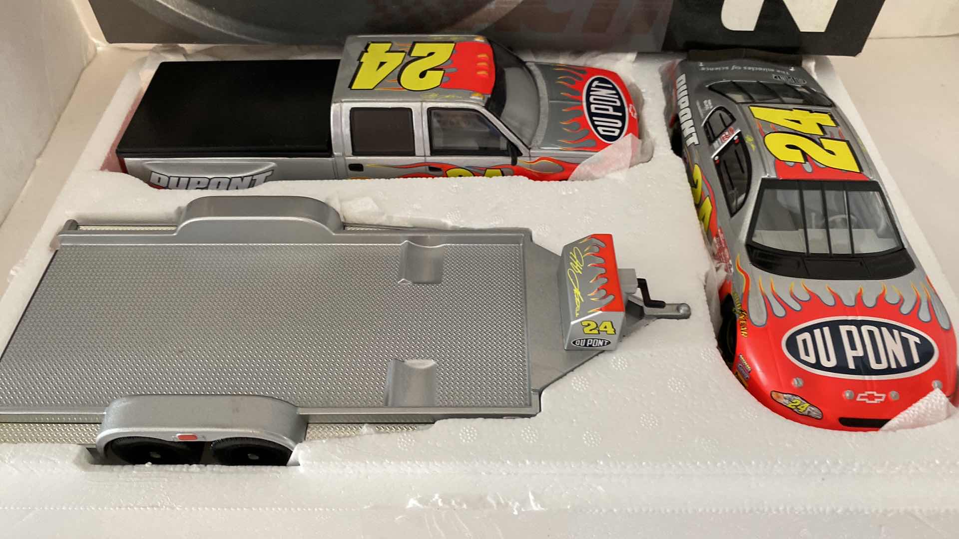 Photo 3 of ACTION 2001 BROOKFIELD JEFF GORDON - DUPONT TRACKSIDE COLLECTION LIMITED EDITION 960 WITH COA