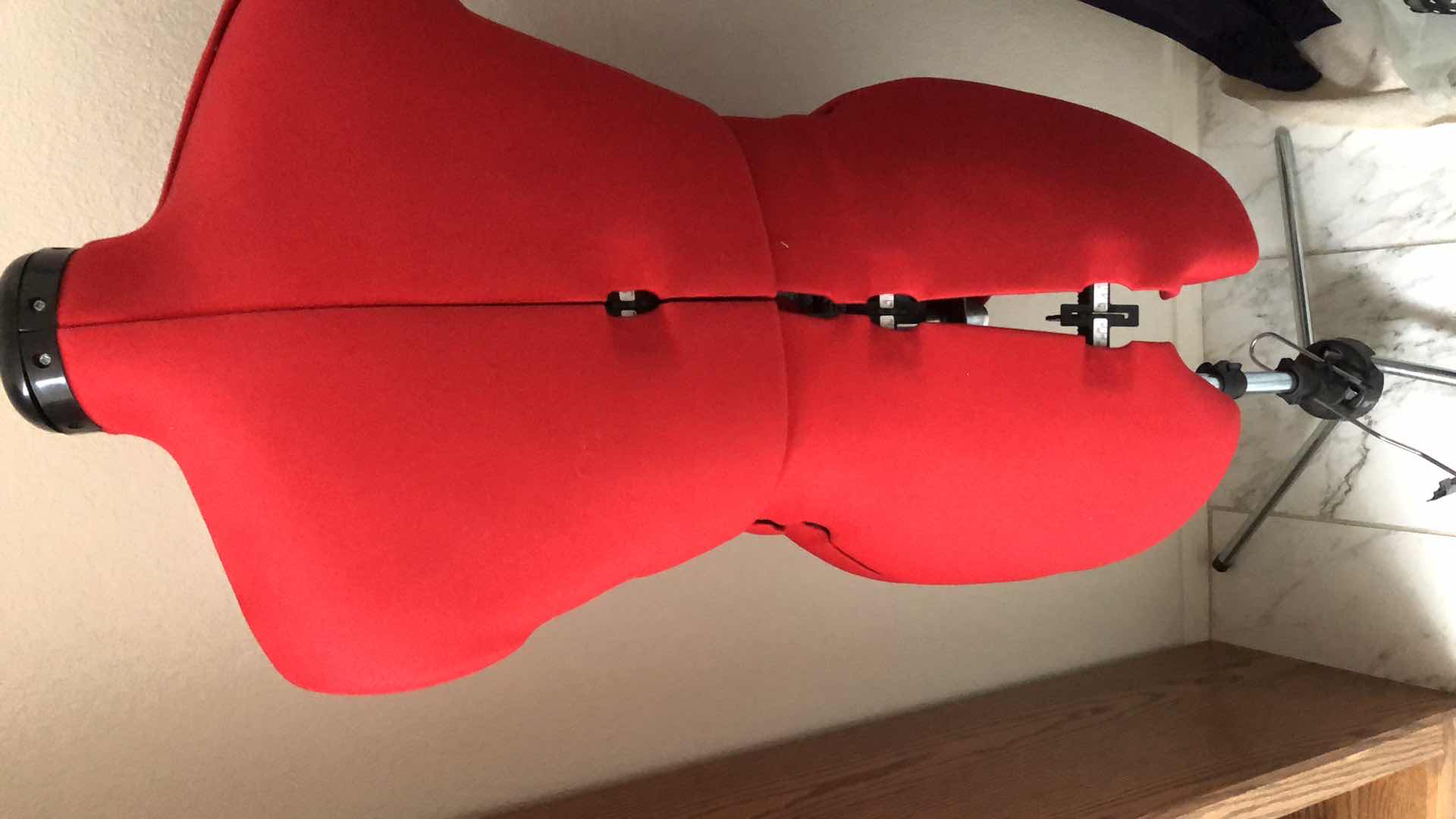 Photo 1 of SEWING MANNEQUIN