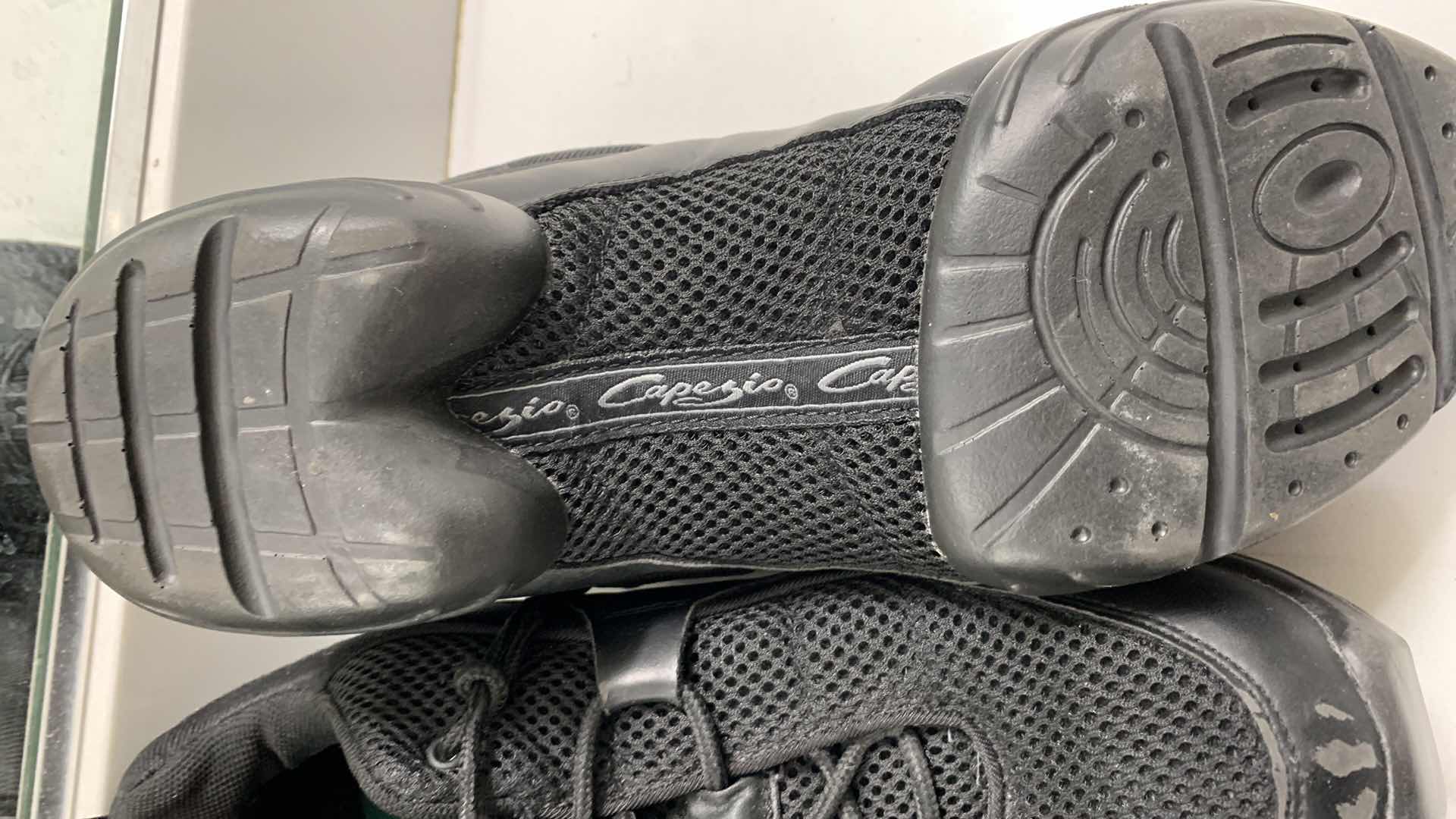 Photo 1 of 3-WOMENS CAPEZIO DANCE STUDIO SHOES SIZE 10.5