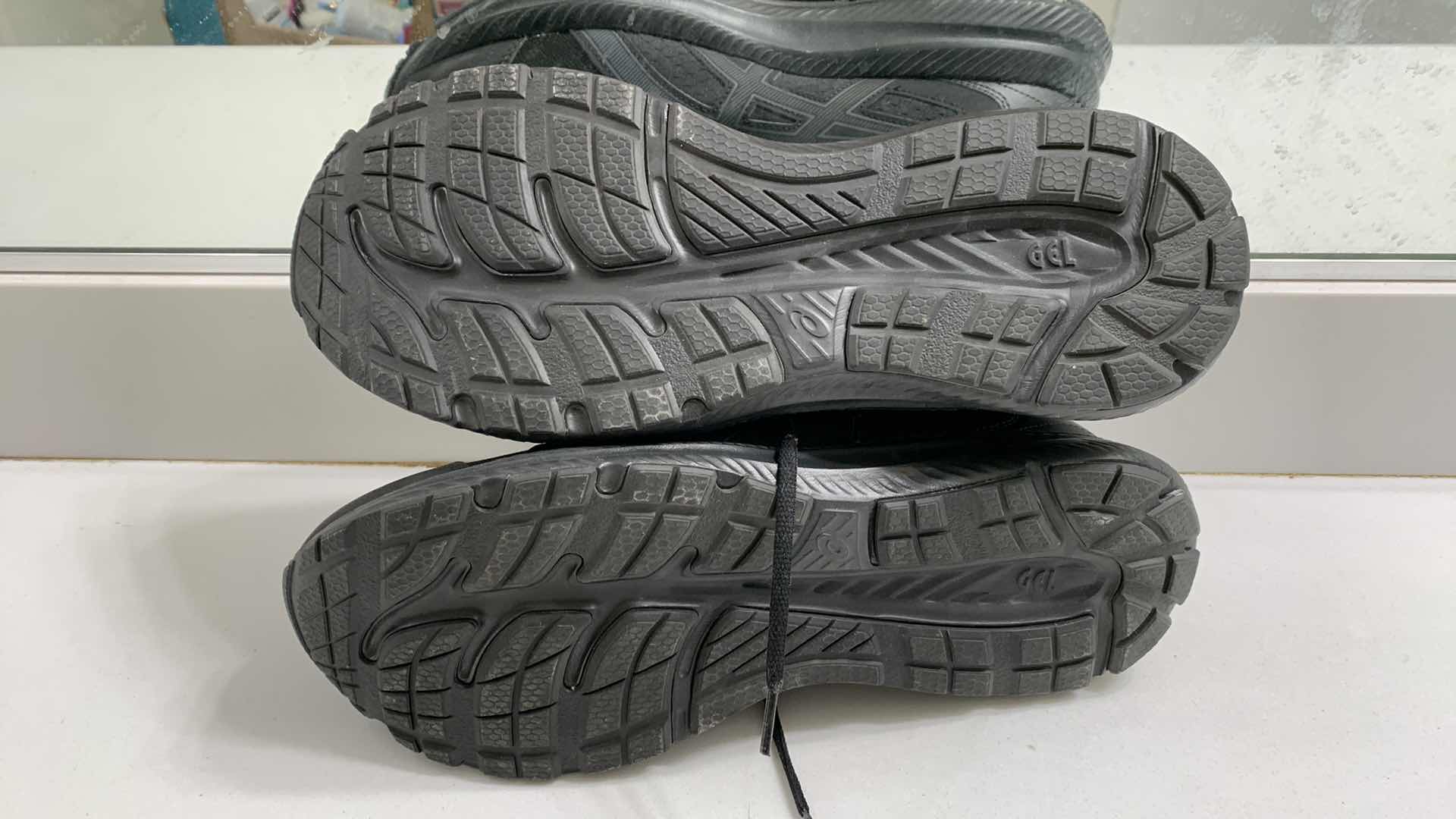 Photo 1 of MENS ASICS GEL WALKING SHOES SIZE 13