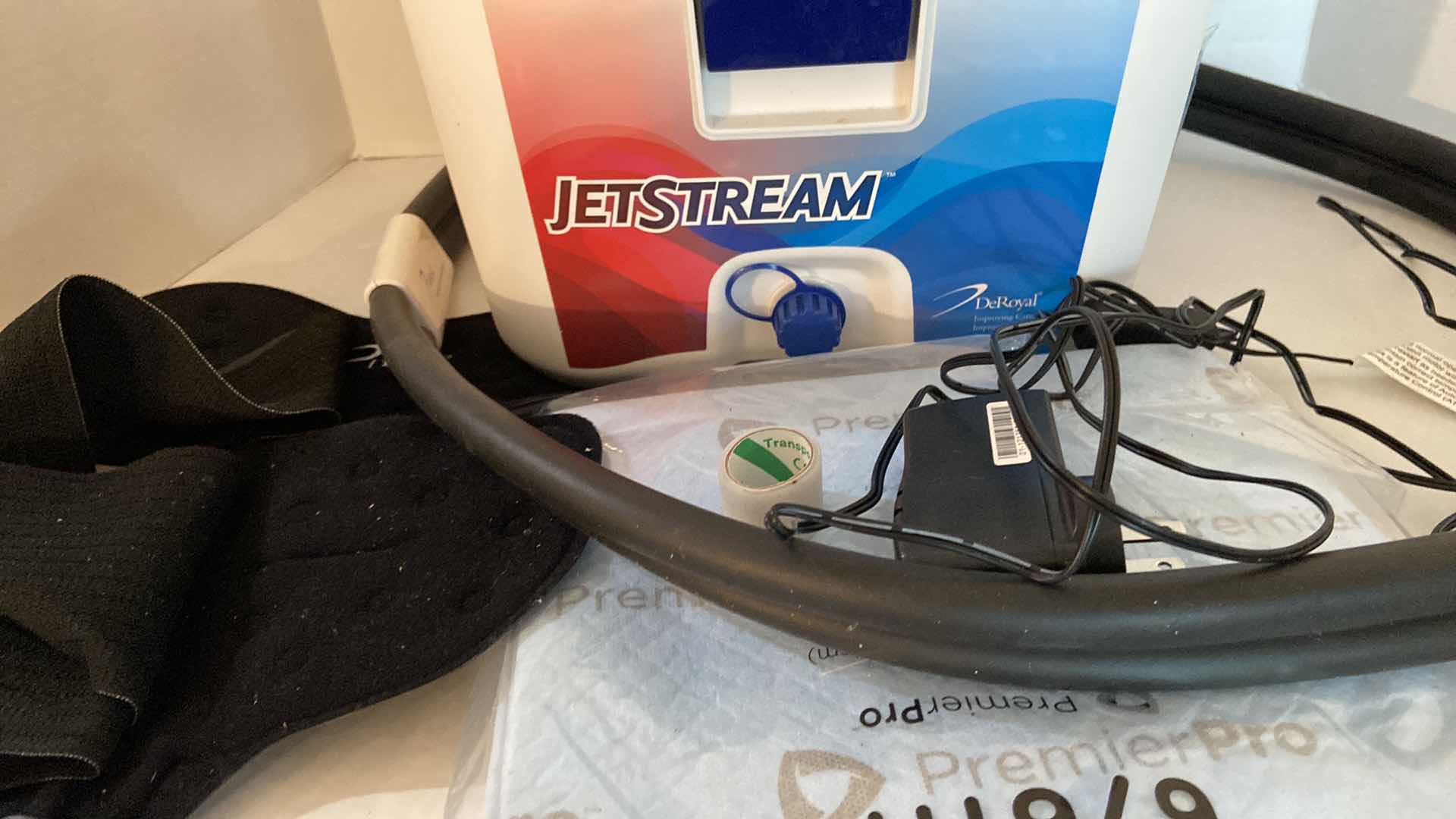 Photo 1 of DEROYAL JETSTREAM T700 HOT/COLD UNIT WITH PAD