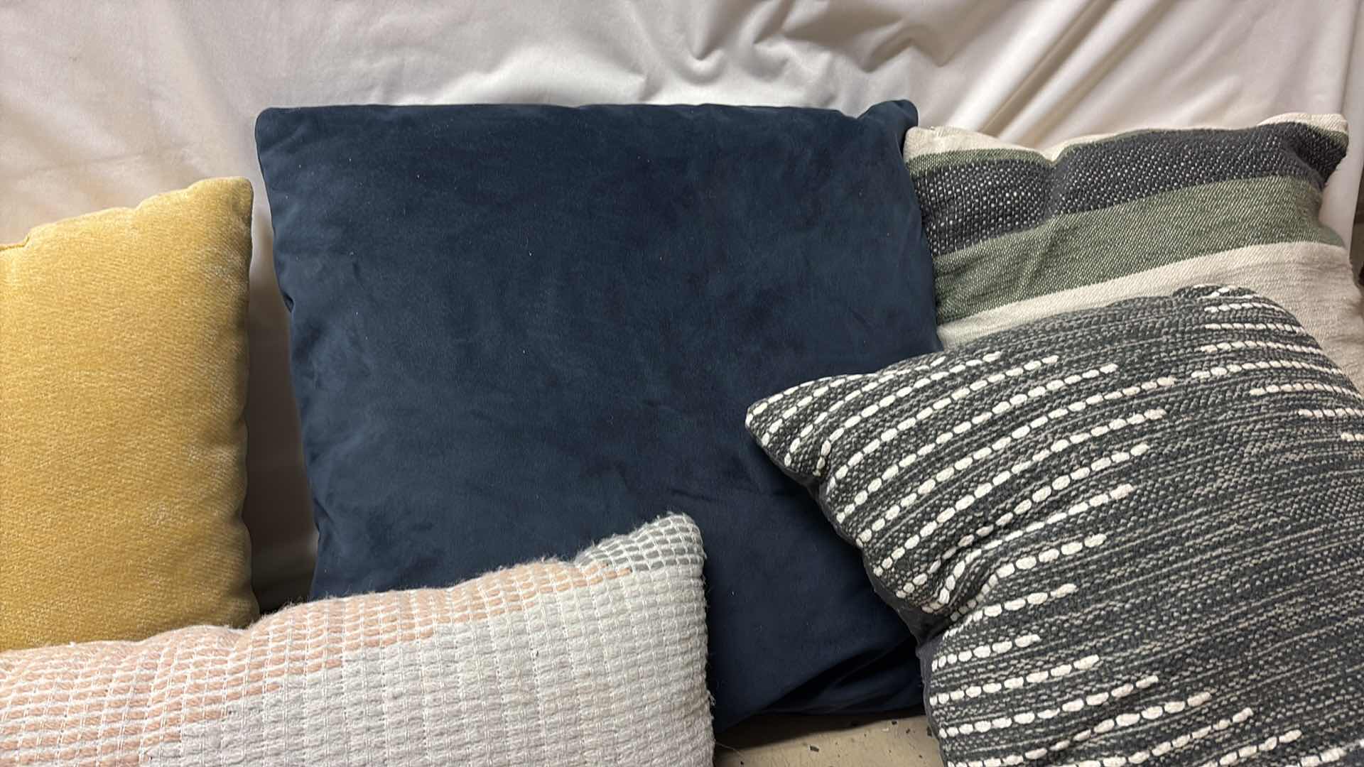 Photo 1 of (7)PCS DECORATIVE PILLOWS