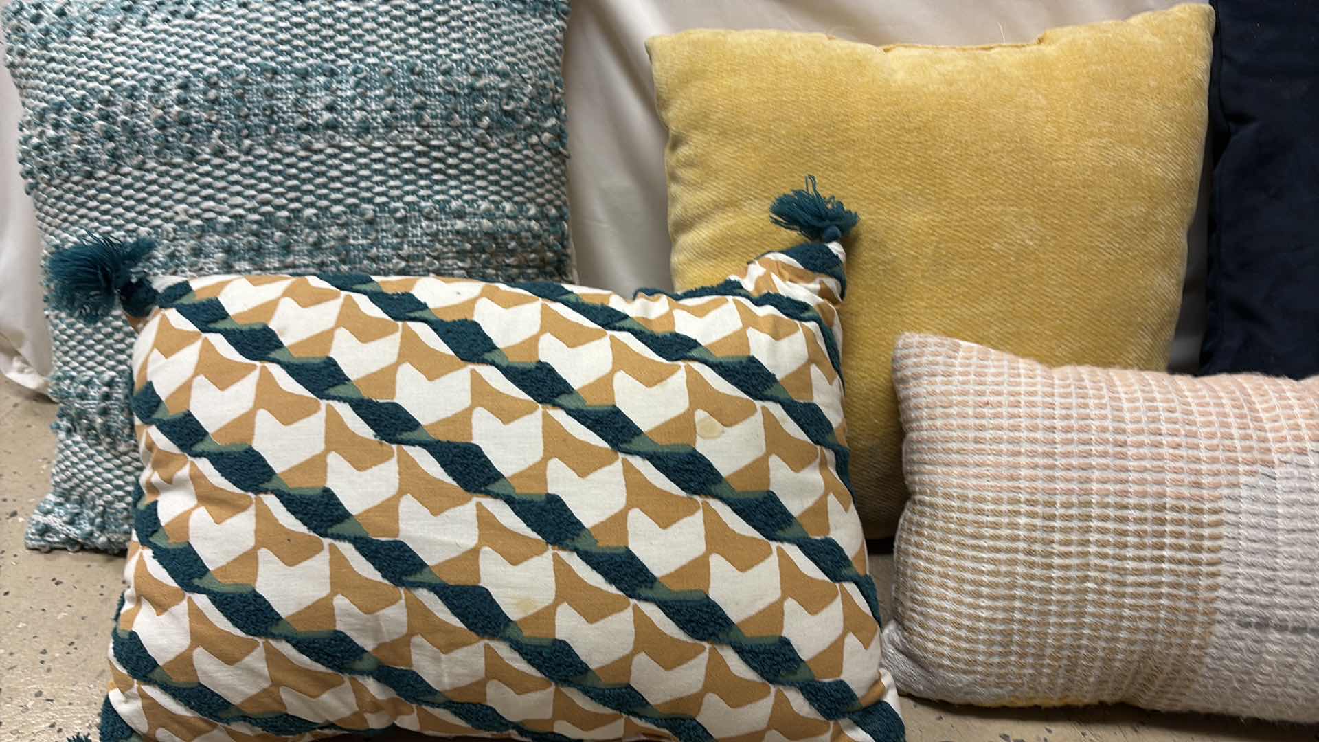 Photo 1 of (7)PCS DECORATIVE PILLOWS