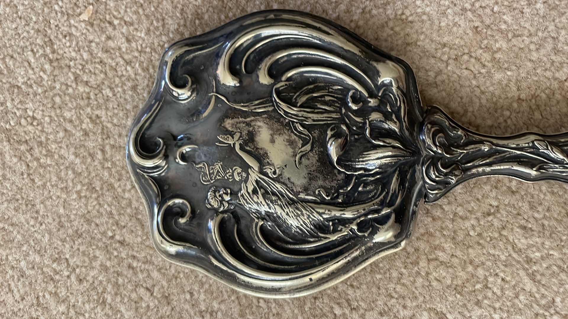 Photo 1 of ANTIQUE 1905 ART NOUVEAU G SILVER HAND MIRROR REPOUSSE DESIGN