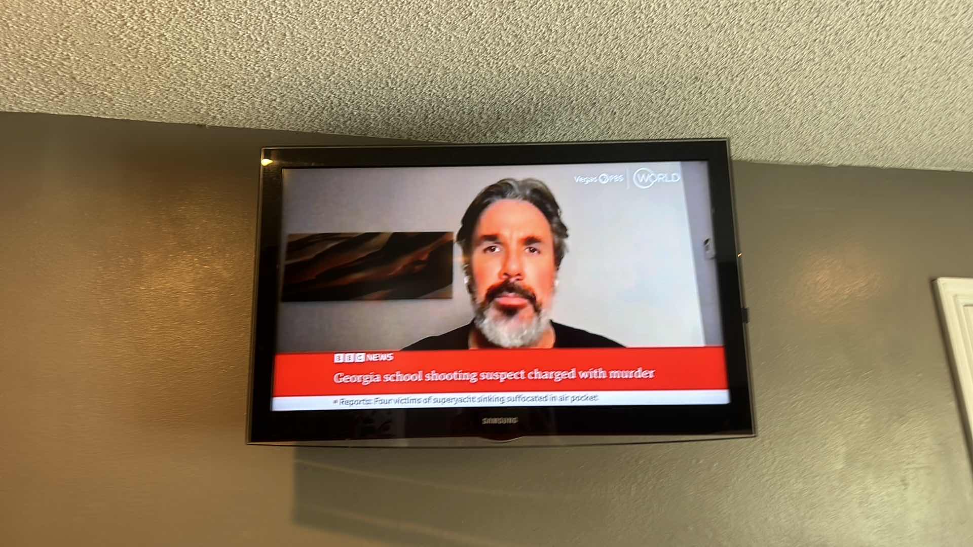 Photo 1 of 40” SAMSUNG FLAT SCREEN TV WITH WALL MOUNT WITH REMOTE