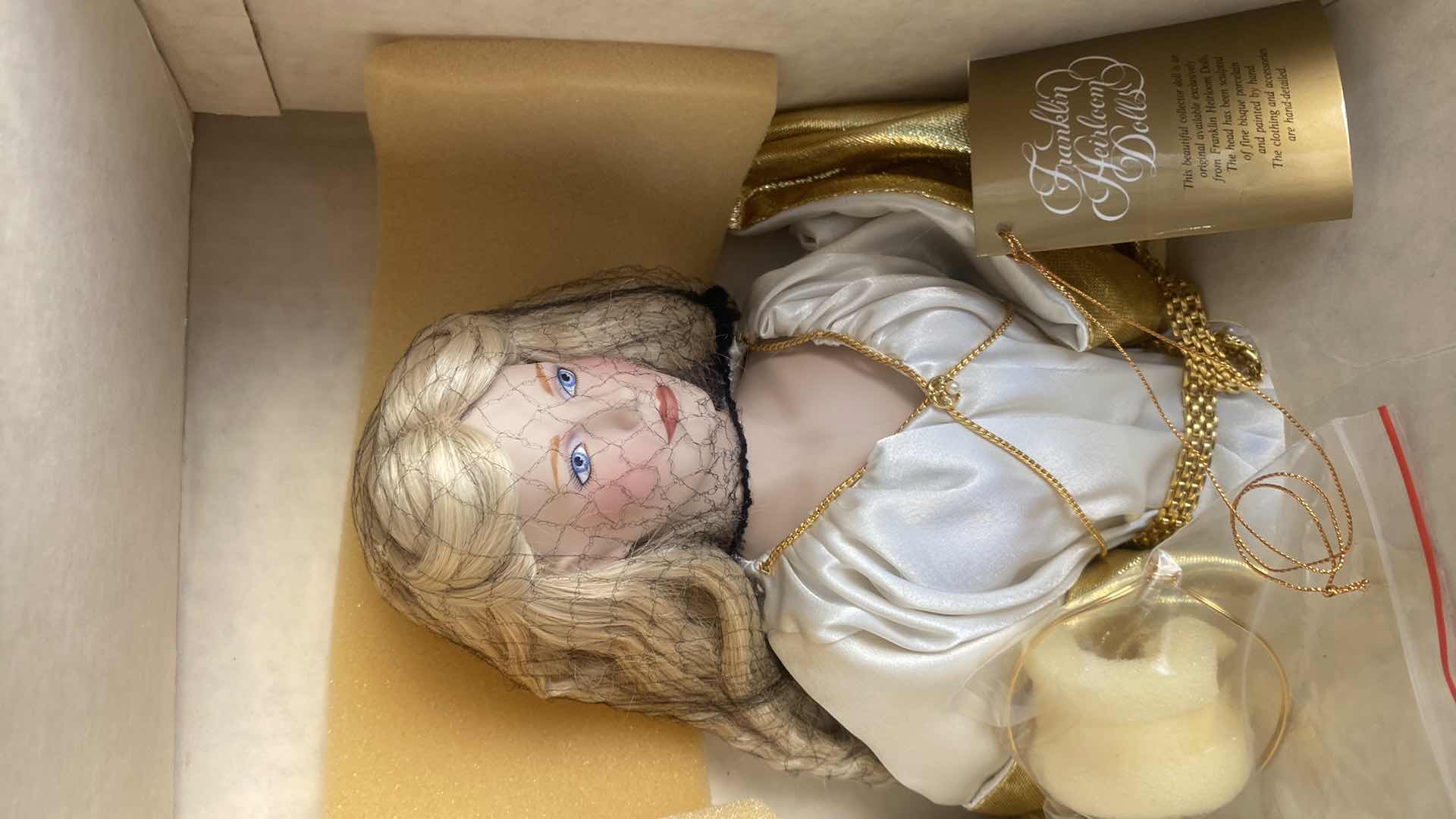 Photo 1 of FRANKLIN HEIRLOOM DOLL QUEEN GALADRIEL H23” IN BOX