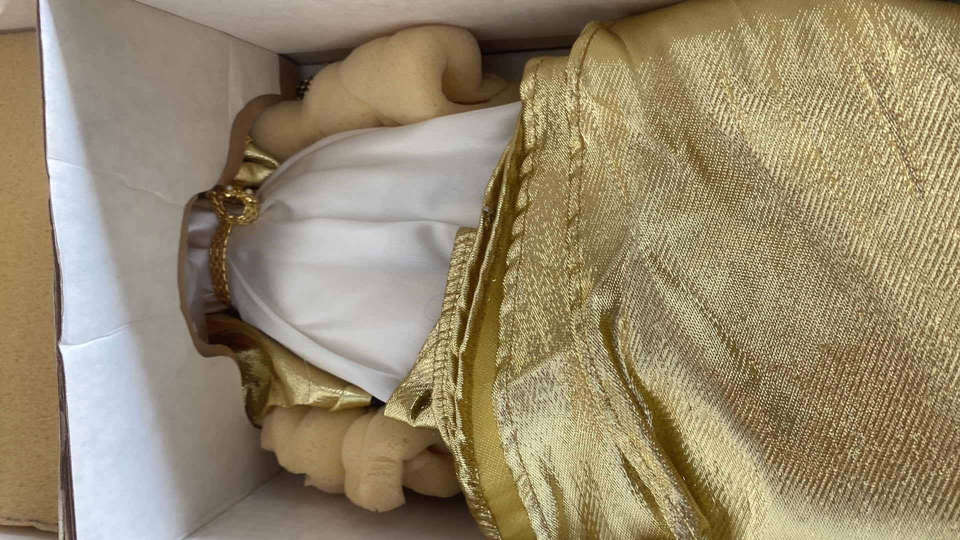 Photo 1 of FRANKLIN HEIRLOOM DOLL QUEEN GALADRIEL H23” IN BOX
