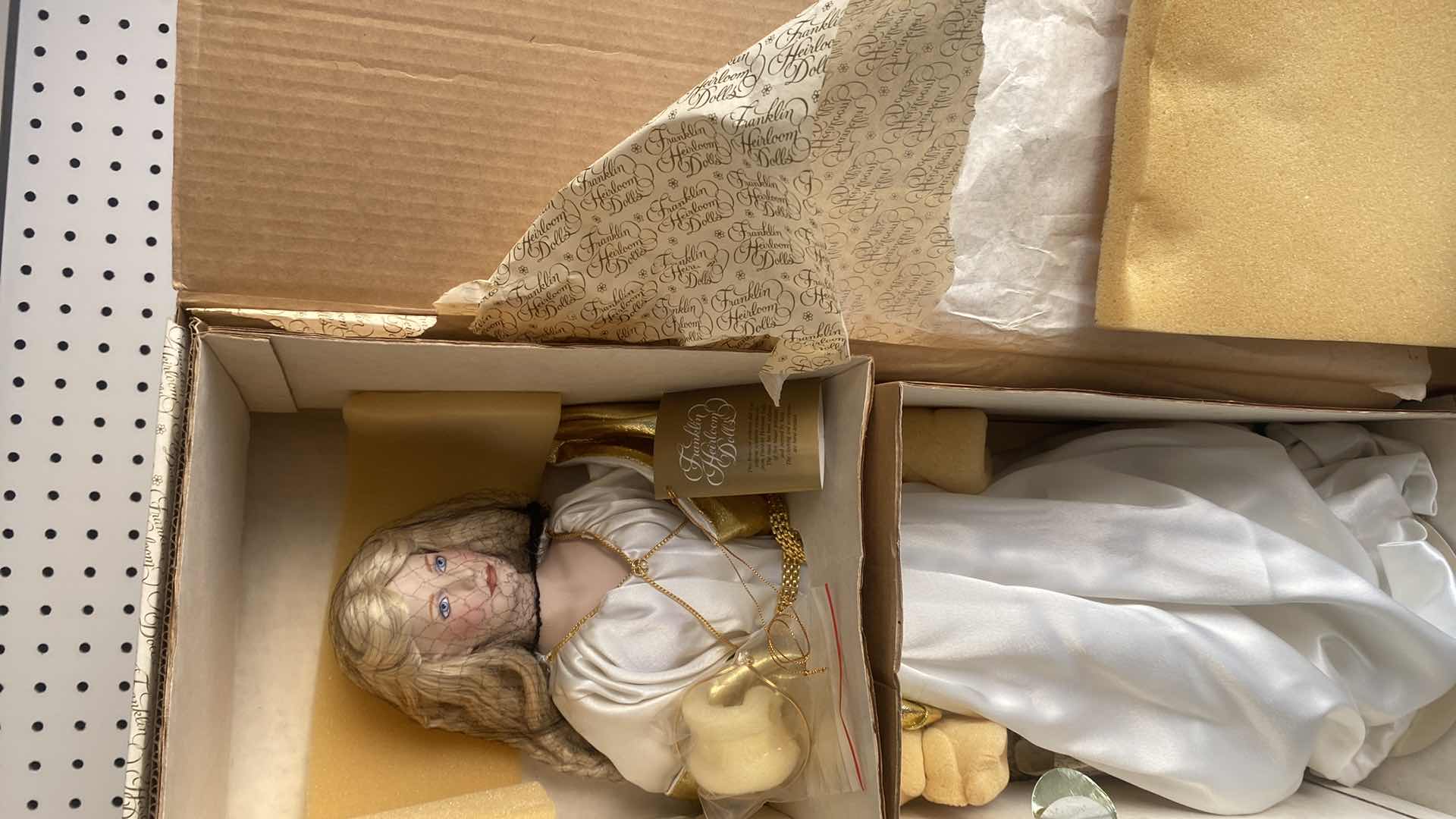 Photo 1 of FRANKLIN HEIRLOOM DOLL QUEEN GALADRIEL H23” IN BOX