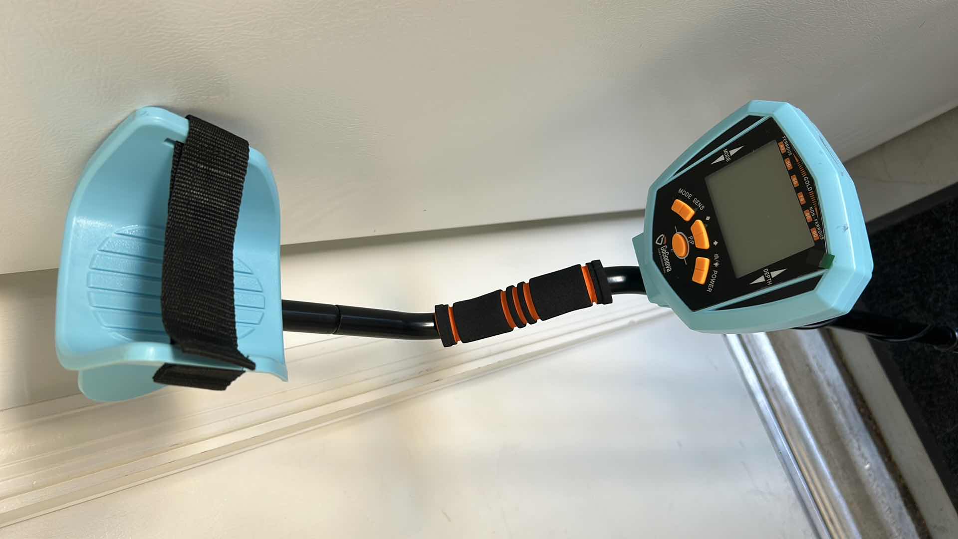 Photo 1 of GO GONOVA METAL DETECTOR, MANUEL AND ACCESSORIES