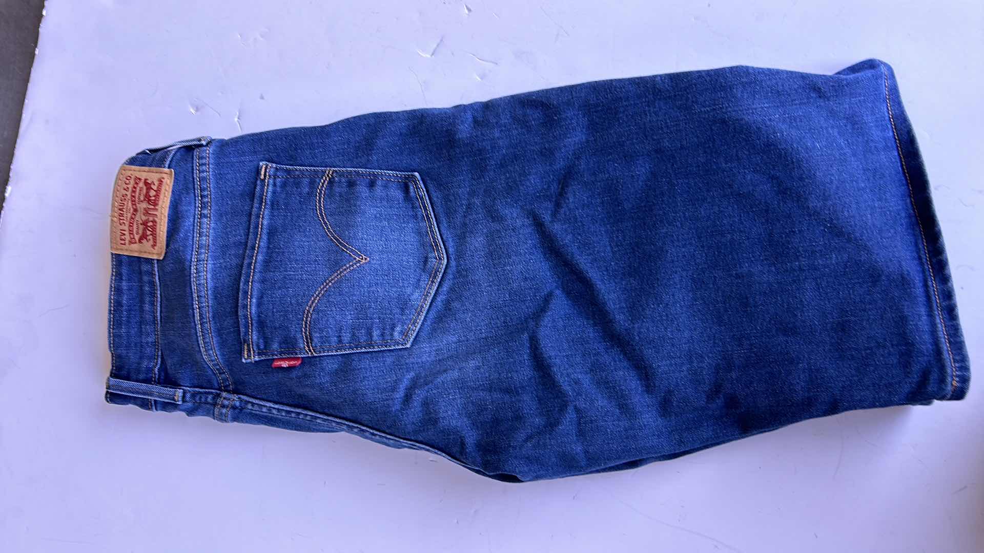 Photo 1 of WOMEN’S WEAR 4 LEVI STRAUSS SIZE 27-28 PETITE JEANS.