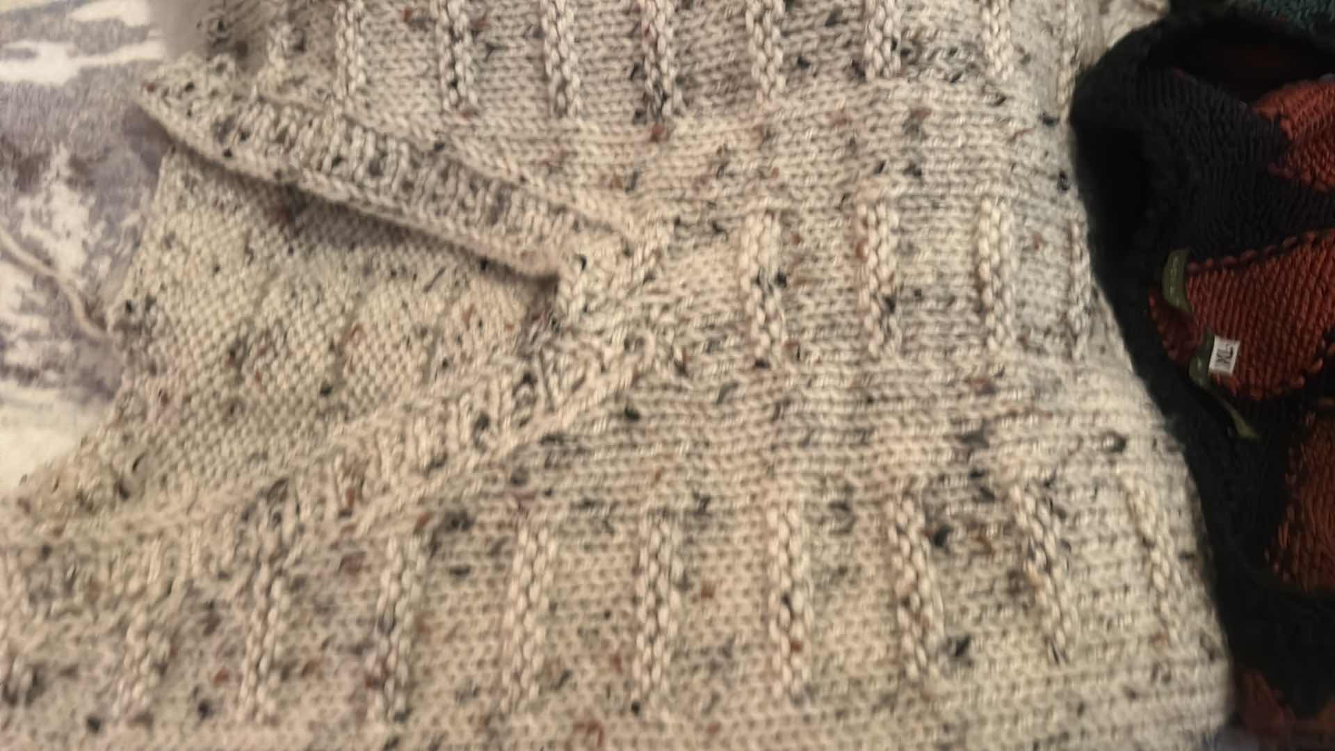 Photo 3 of 4 WOMENS SWEATERS