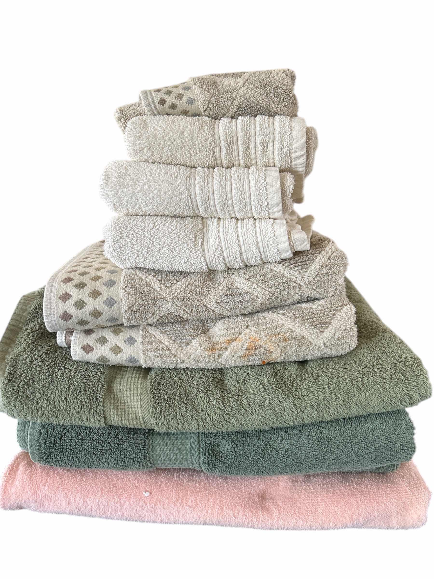 Photo 1 of 10 BATH TOWELS AND HAND TOWELS