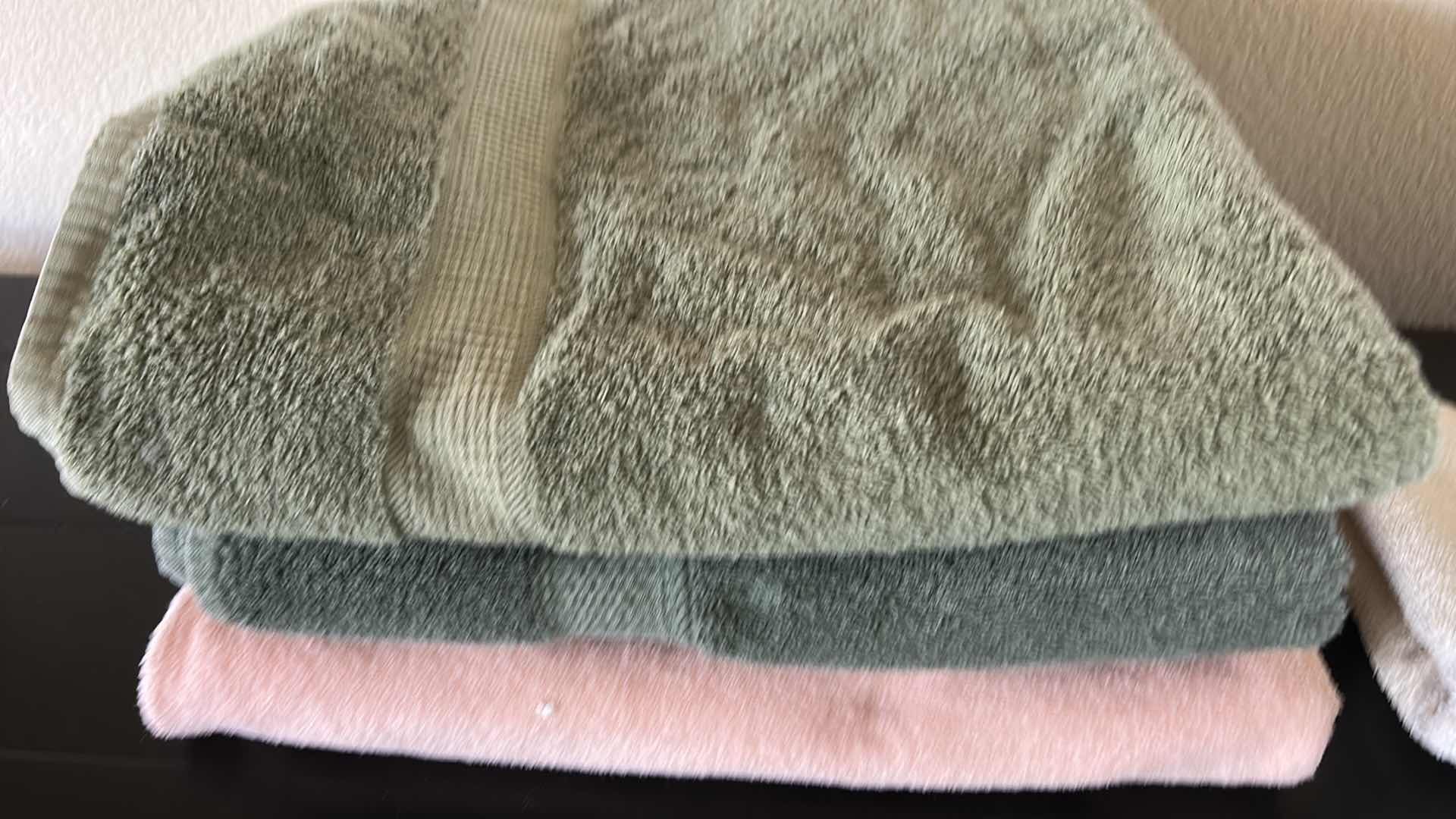 Photo 1 of 10 BATH TOWELS AND HAND TOWELS