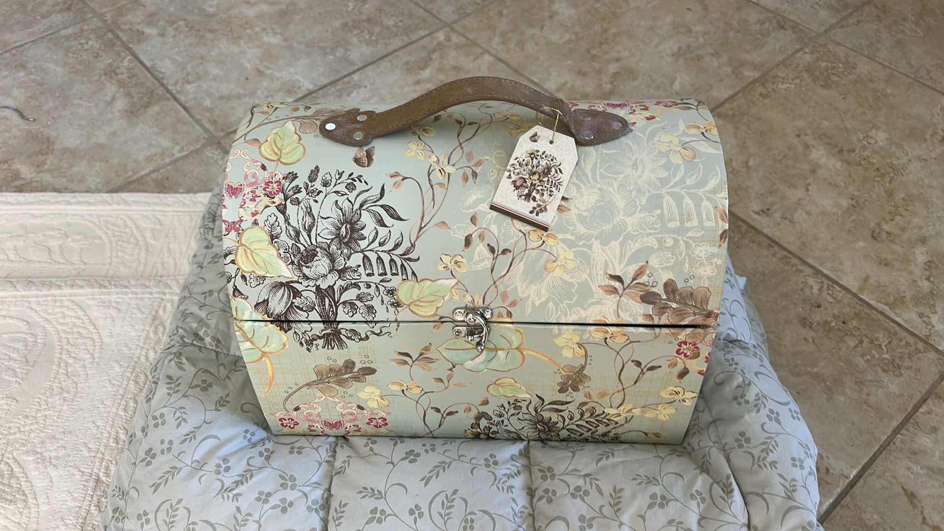 Photo 1 of 1 QUEEN COMFORTER / QUEEN QUILT/ 2 LARGE SHAMS AND STORAGE BOX