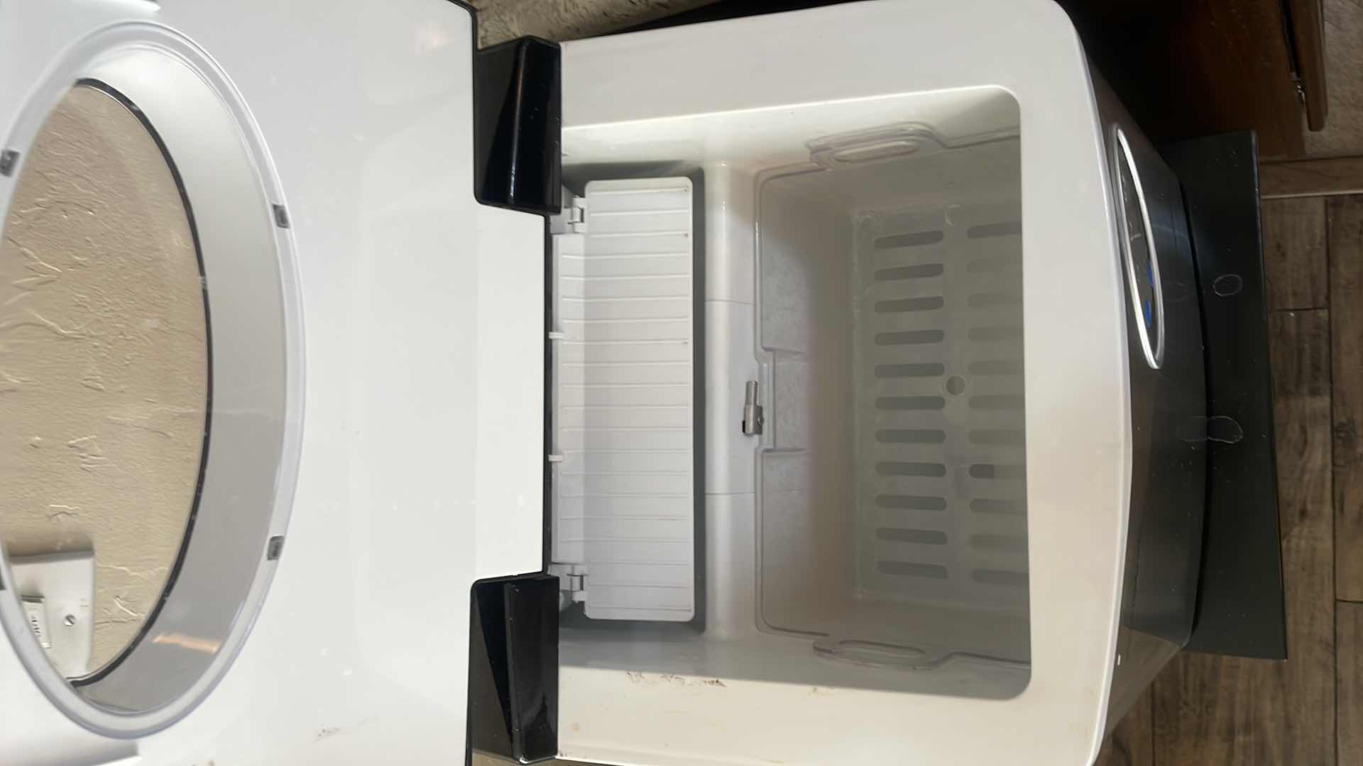 Photo 3 of FRIGIDAIRE ICE MACHINE