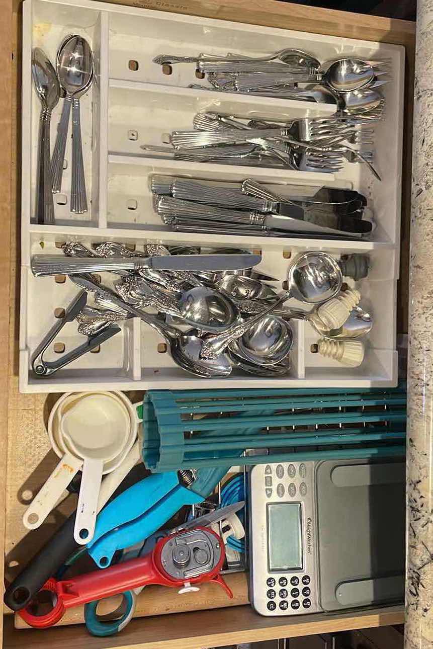 Photo 1 of CONTENTS OF SILVERWARE DRAWER