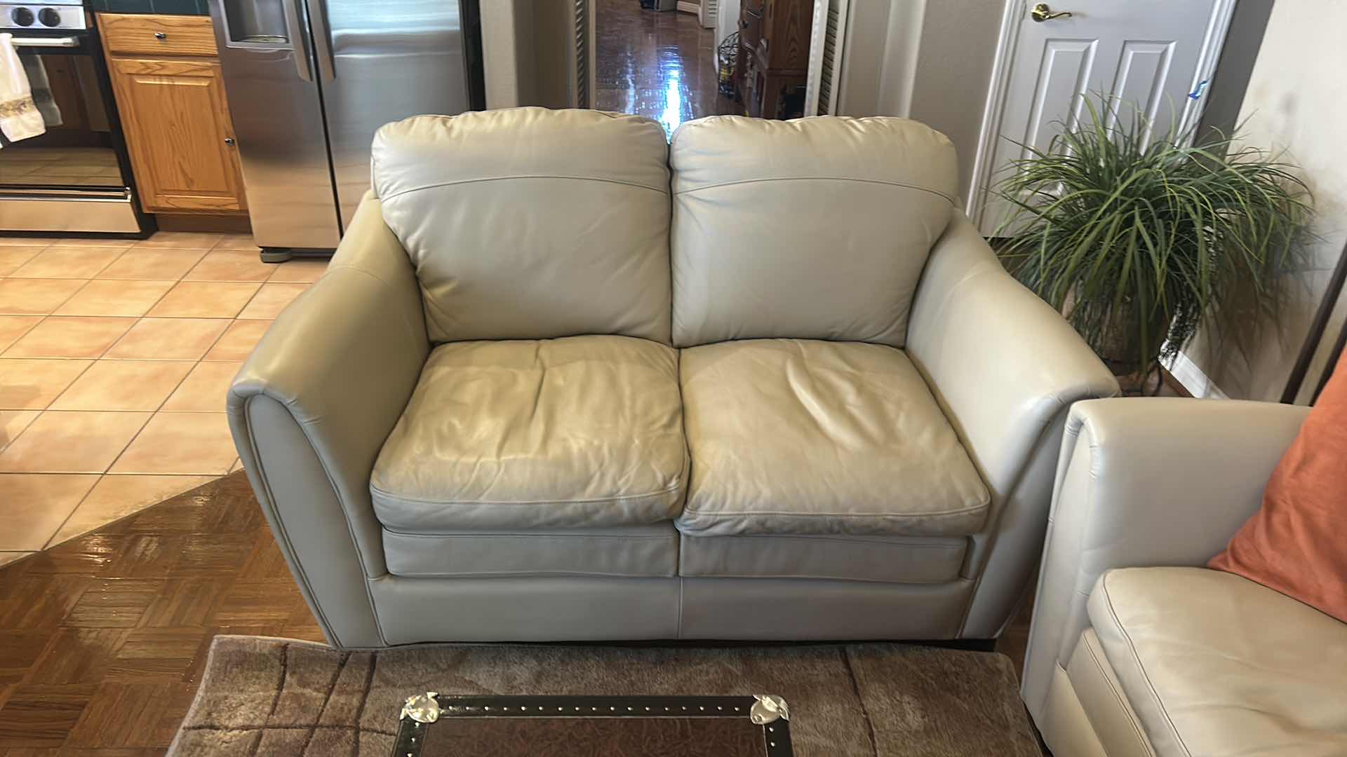 Photo 1 of 5’ LEATHER ITALIA USA CREAM COLORED LOVESEAT