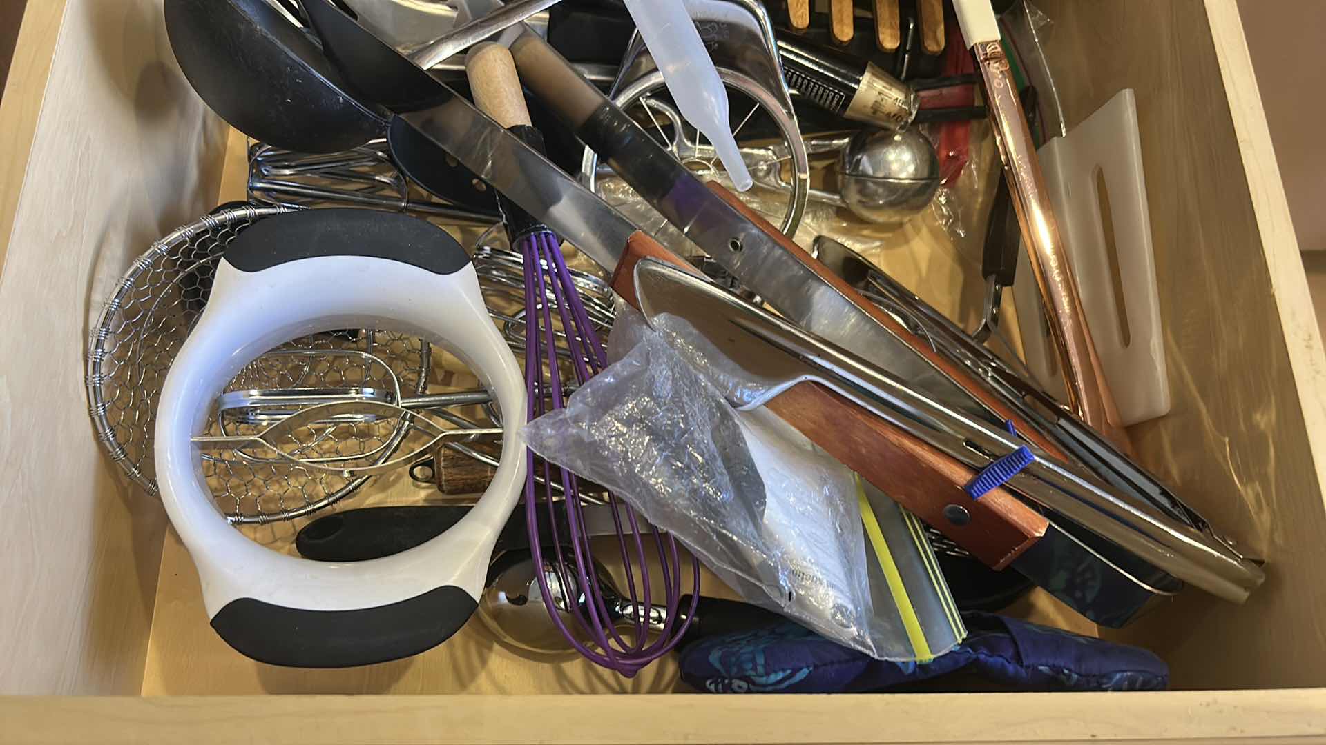 Photo 1 of CONTENTS OF KITCHEN DRAWER