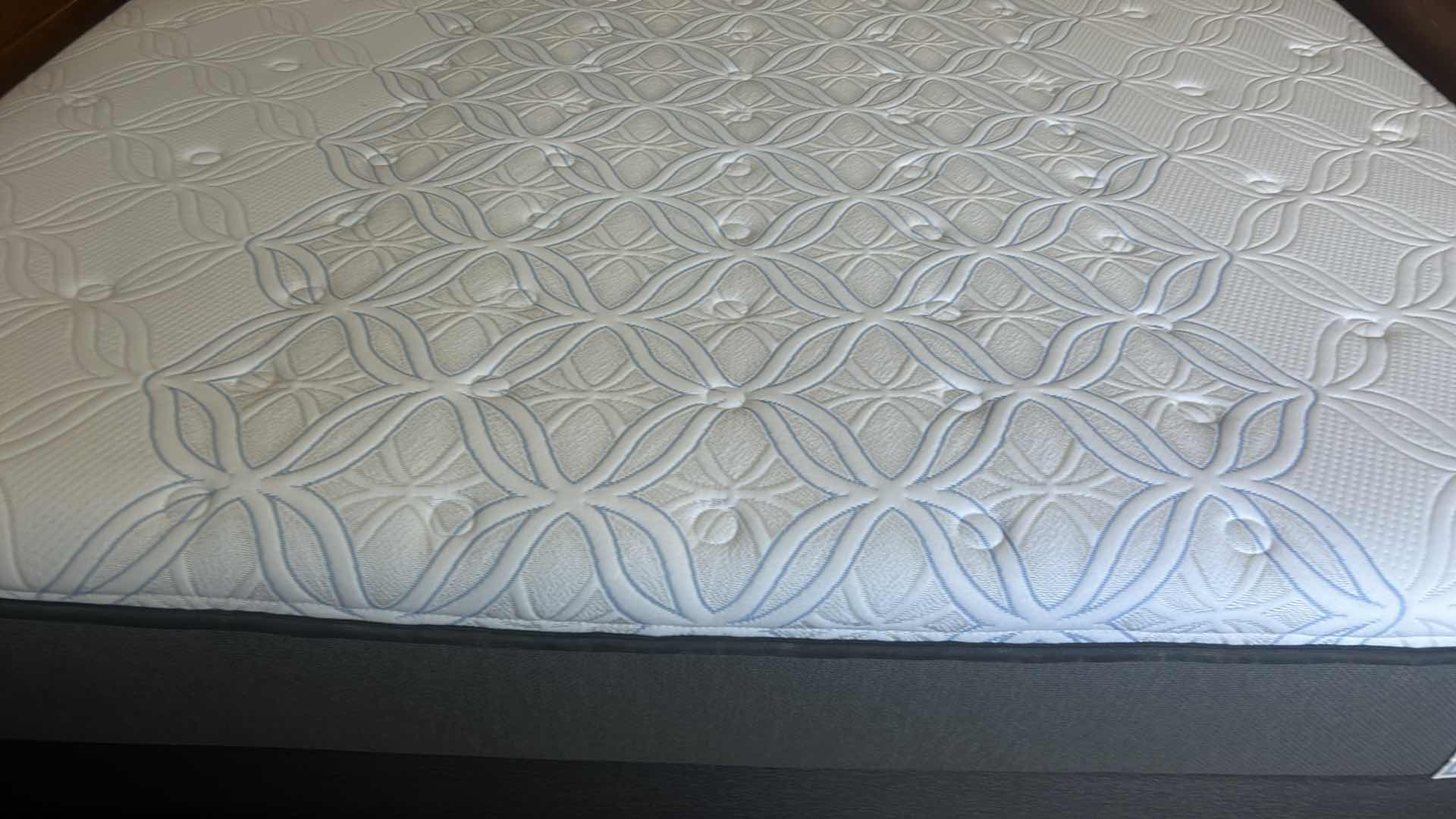 Photo 1 of WALKER FURNITURE LOCH LEVEN CASTLE QUEEN MATTRESS