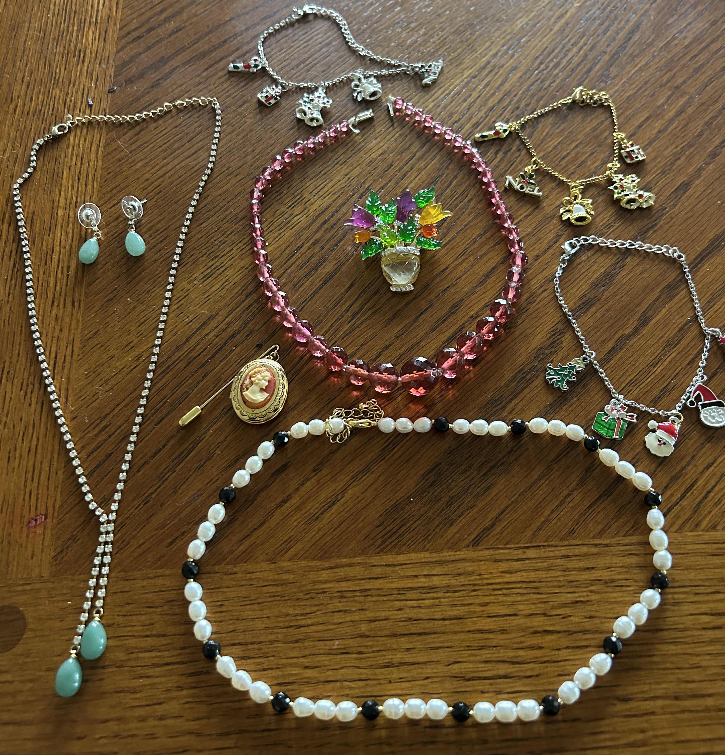 Photo 1 of 9 PIECES OF WOMENS JEWELRY