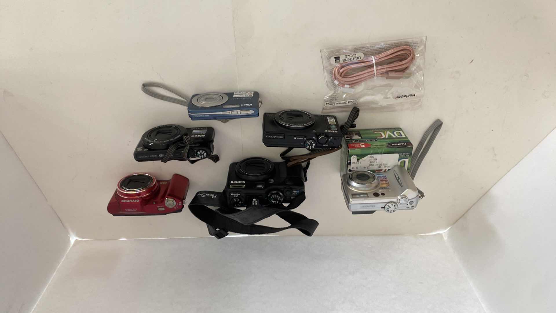 Photo 1 of 6-CAMERAS FILM & CHARGING CABLE & 3 BAGS