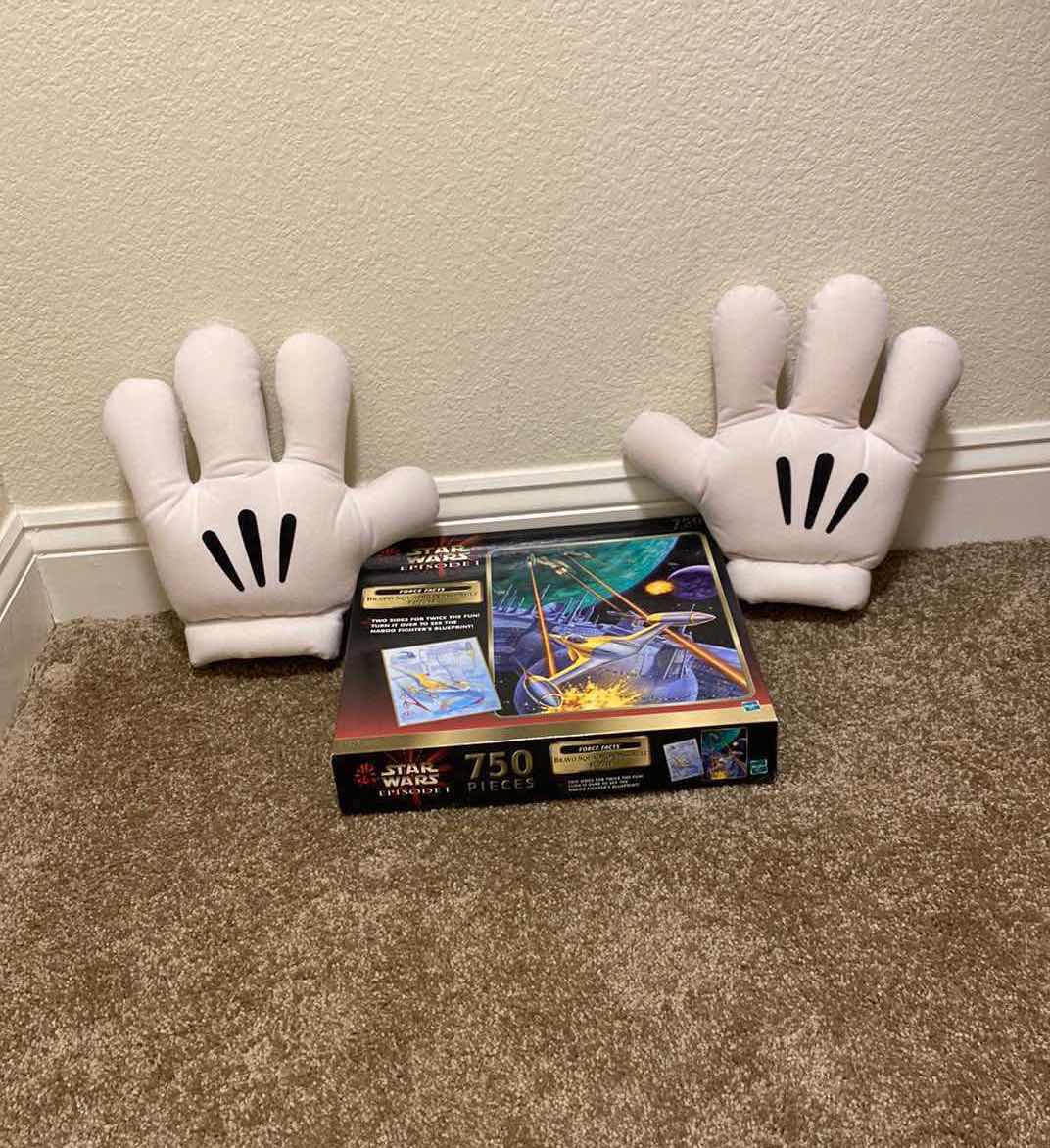 Photo 1 of MICKEY GLOVES & STAR WARS 750 PIECES PUZZLE