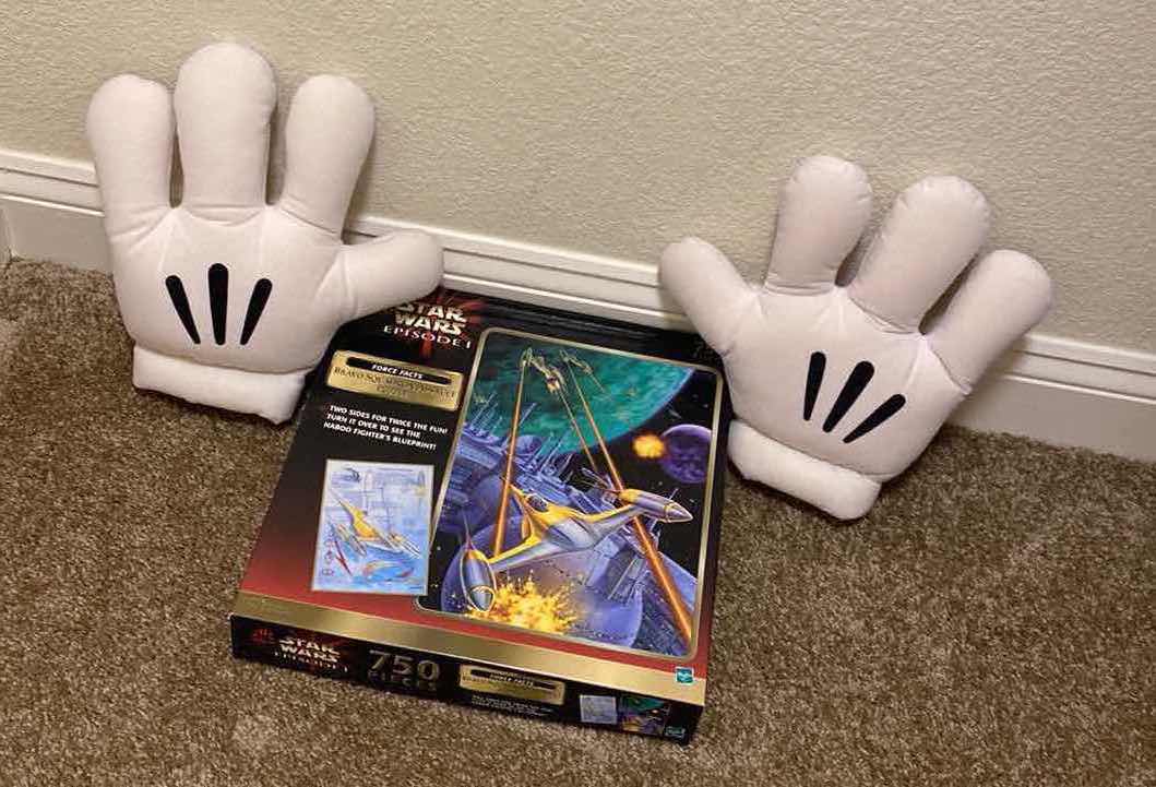 Photo 1 of MICKEY GLOVES & STAR WARS 750 PIECES PUZZLE