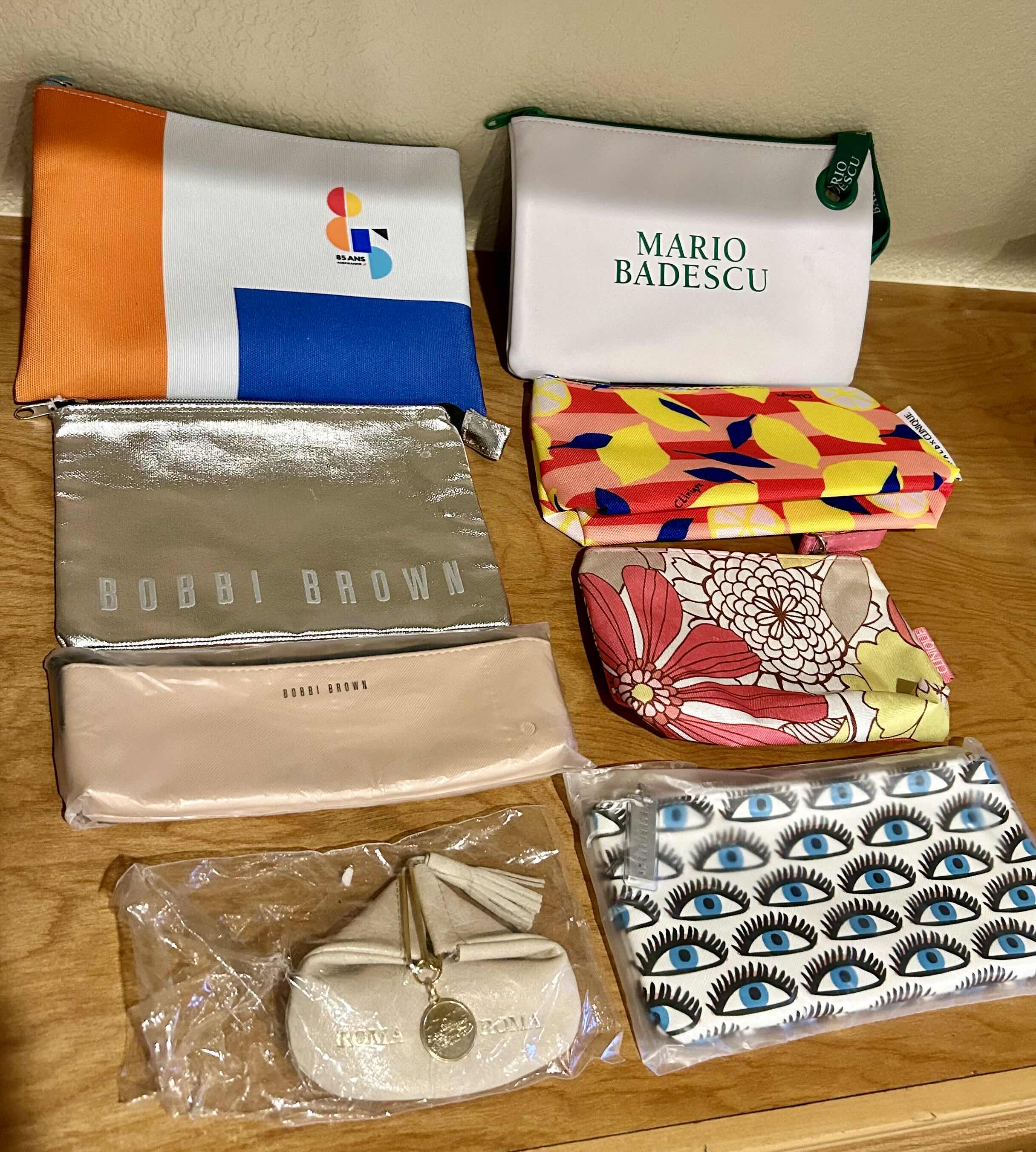 Photo 1 of BLACK WOODEN MULTI-DEVICE CHARGING STATION H:5”, TRAVEL KIT AND SMALL TRAVEL BAGS